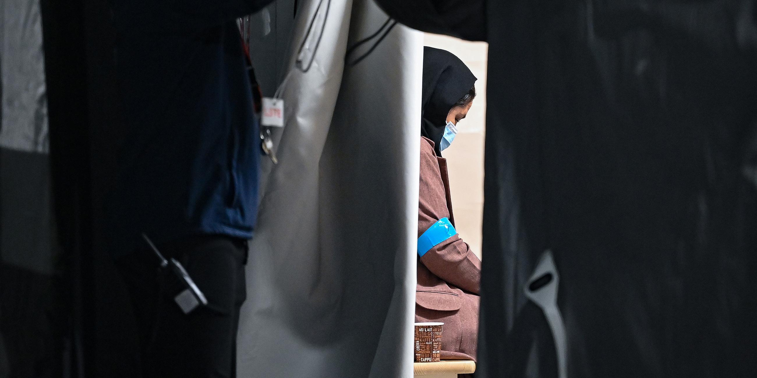 Eine Frau aus Afghanistan in einem Aufnahmelager des DRK in Doberlug-Kirchhain, Brandenburg
