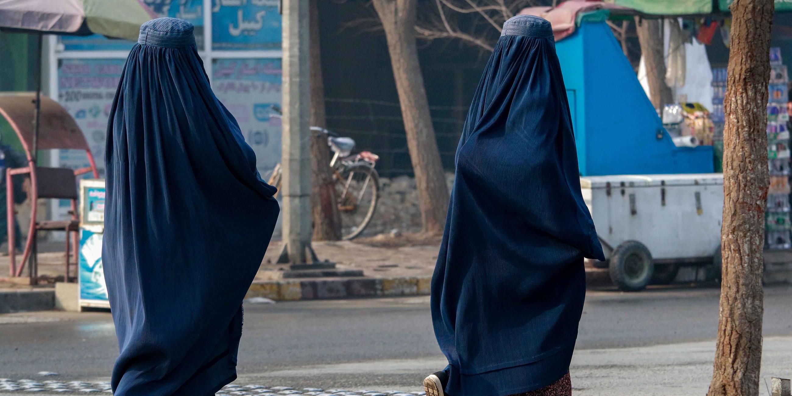 Afghanische Frauen in Burka am 7.5.2022 in Kabul