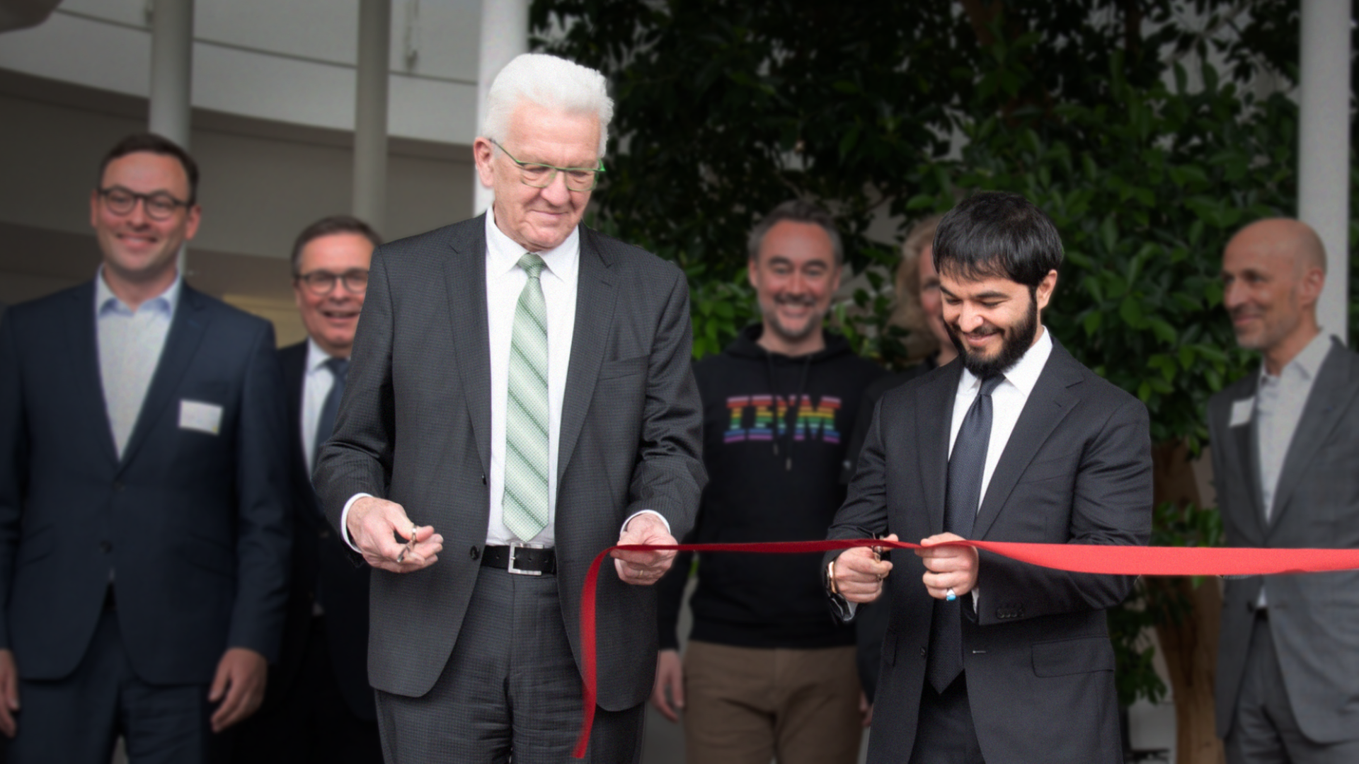 Ajmal Rahmani schneidet mit Winfried Kretschmann (Ministerpräsident Baden-Württemberg) symbolisch das Band durch