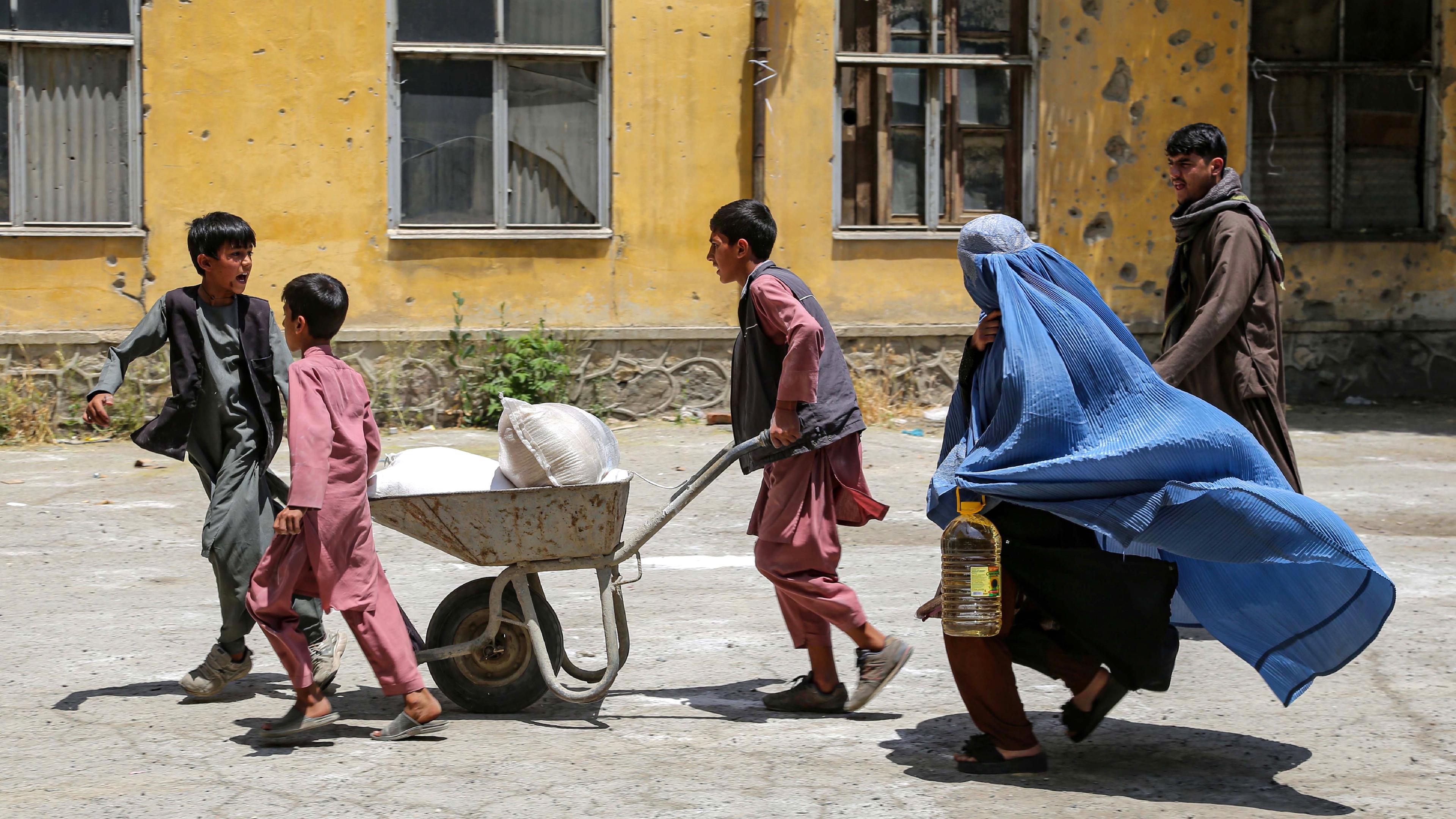 Afghanistan: Menschen erhalten Essensrationen in Kabul