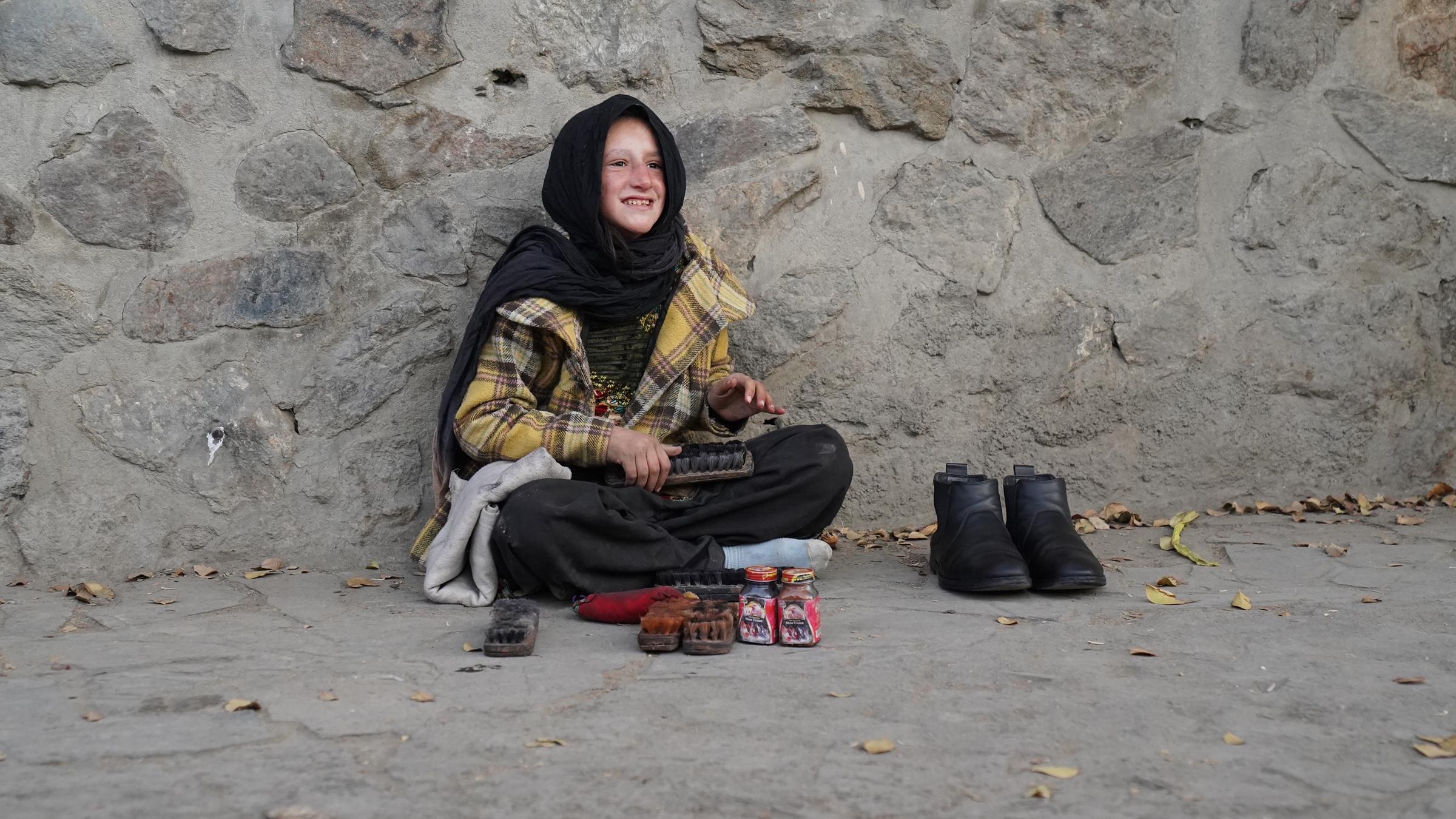 Fatima beim Schuheputzen