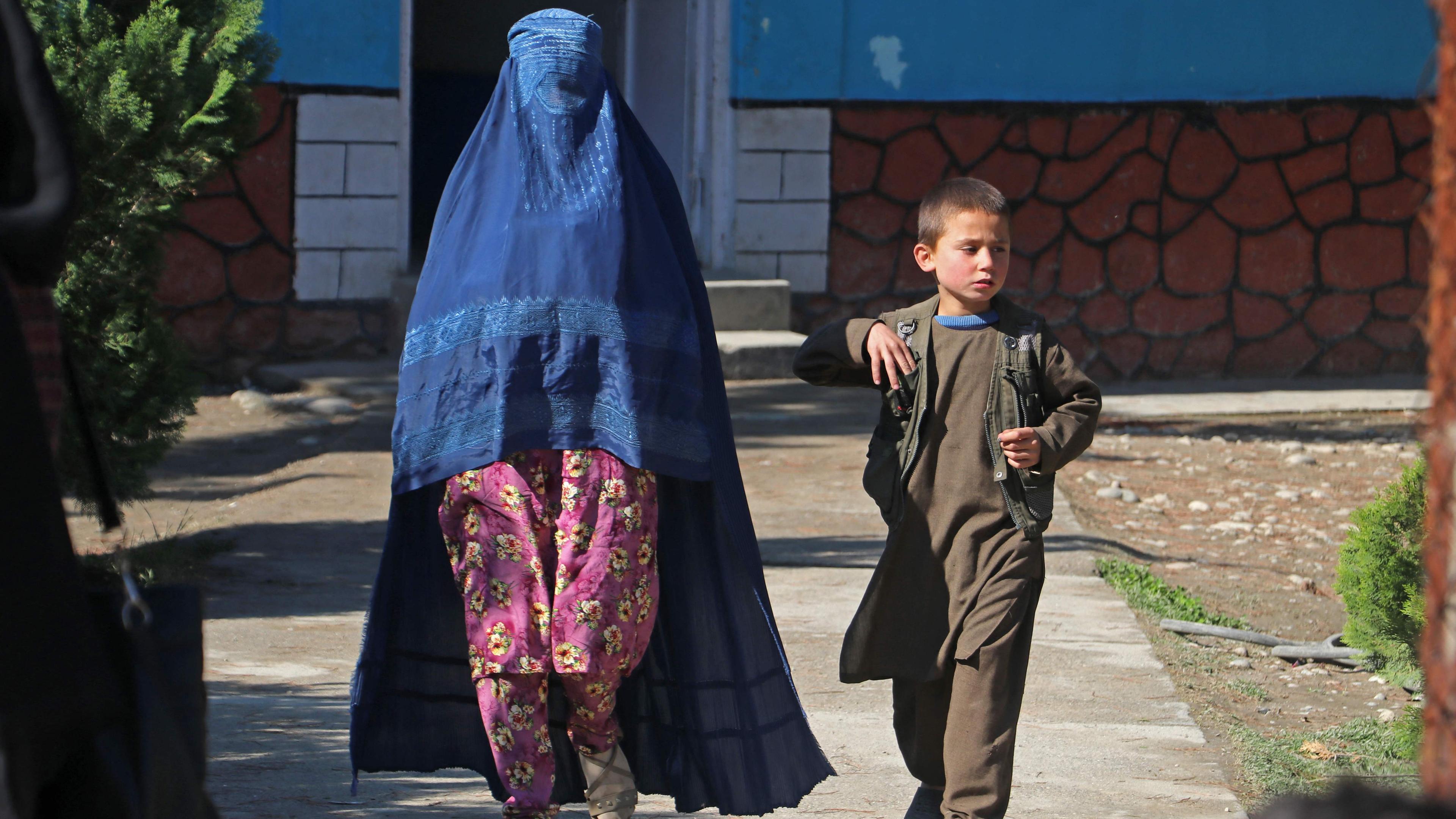 Eine afghanische Frau trägt eine Burka