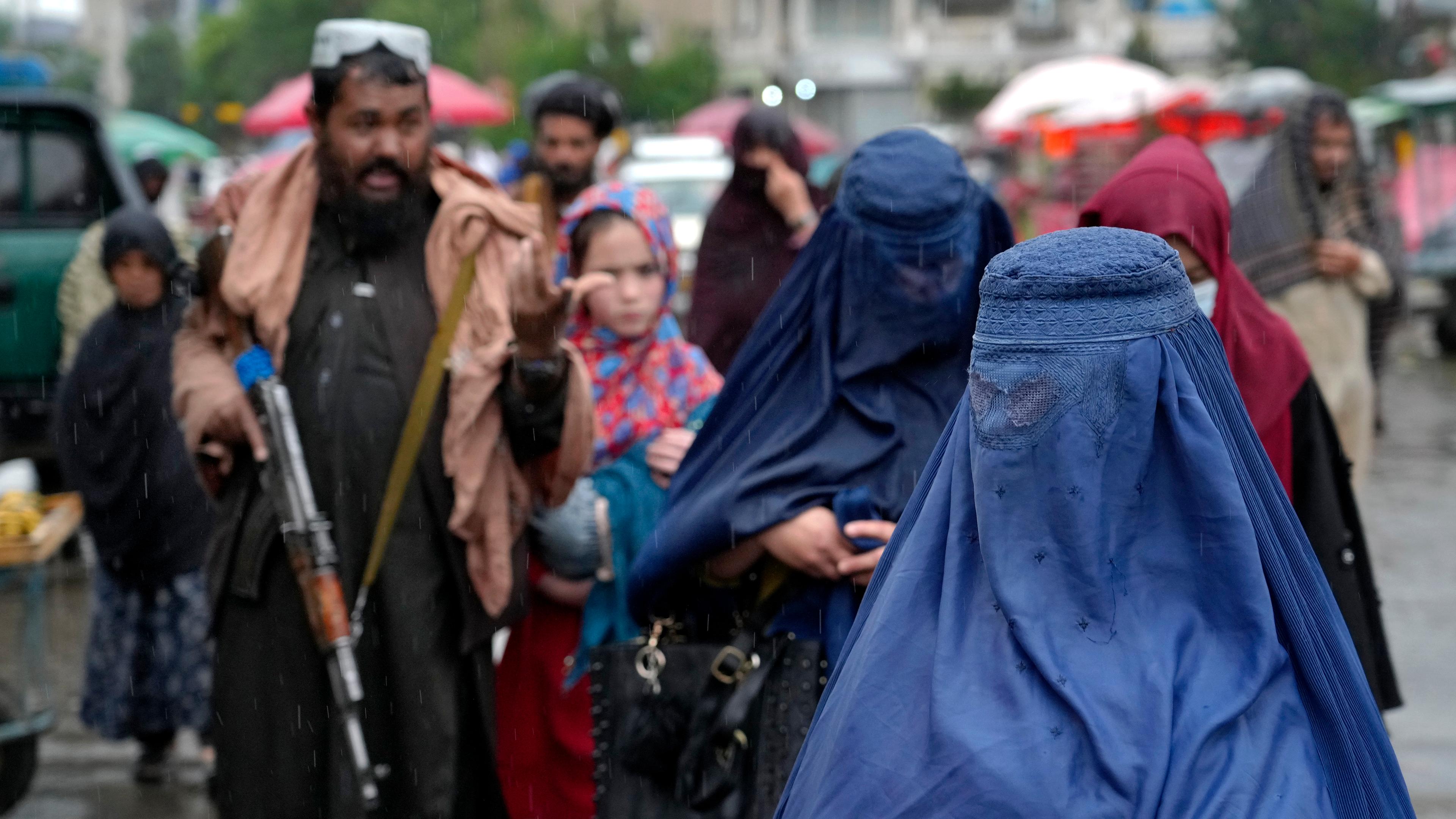 Eine afghanische Frau läuft über einen Markt in Afghanistans Hauptstadt Kabul