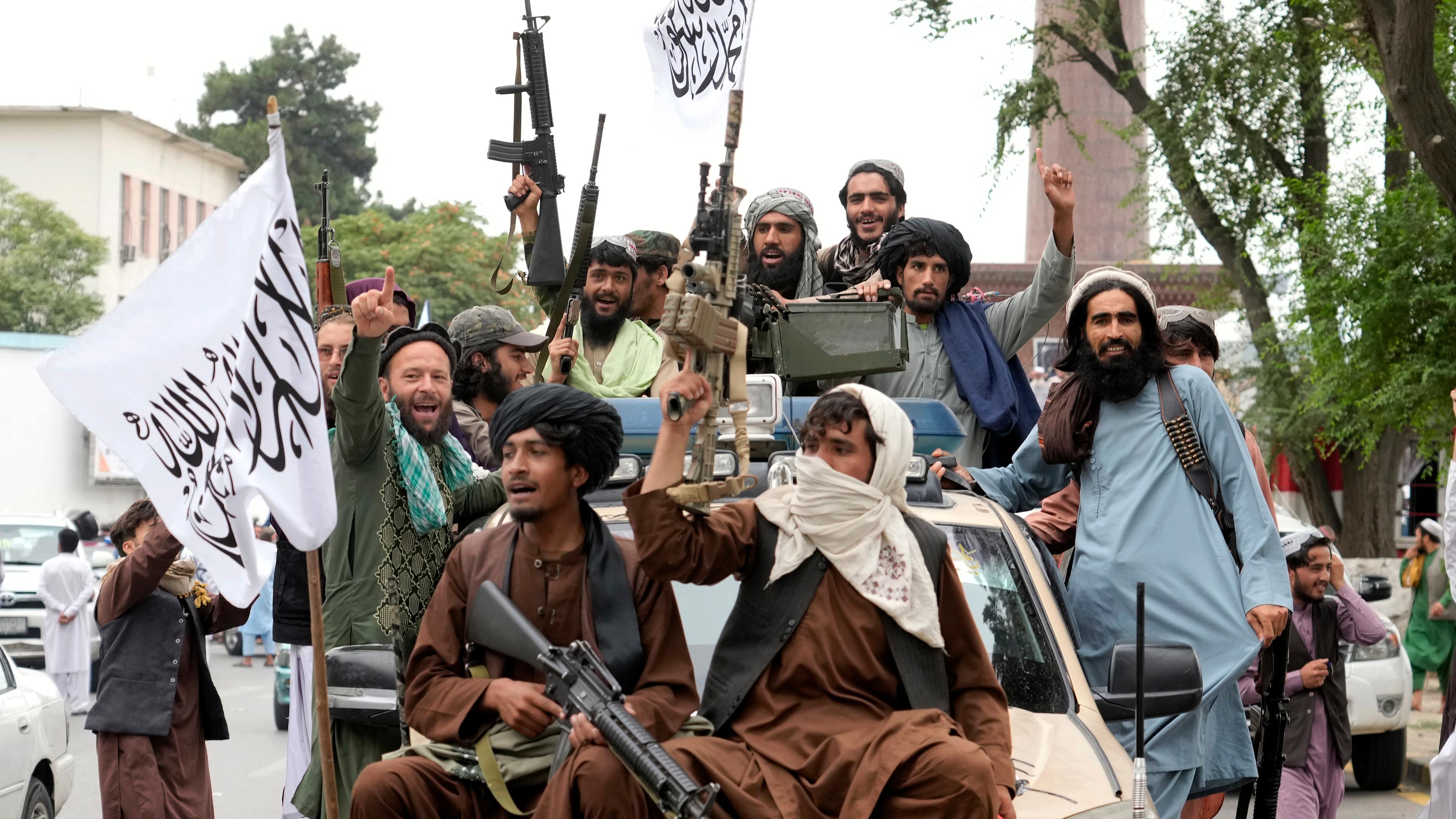 Taliban Kämpfer in Kabul feiern ein Jahr ihrer Machtergreifung von Afghanistan. 