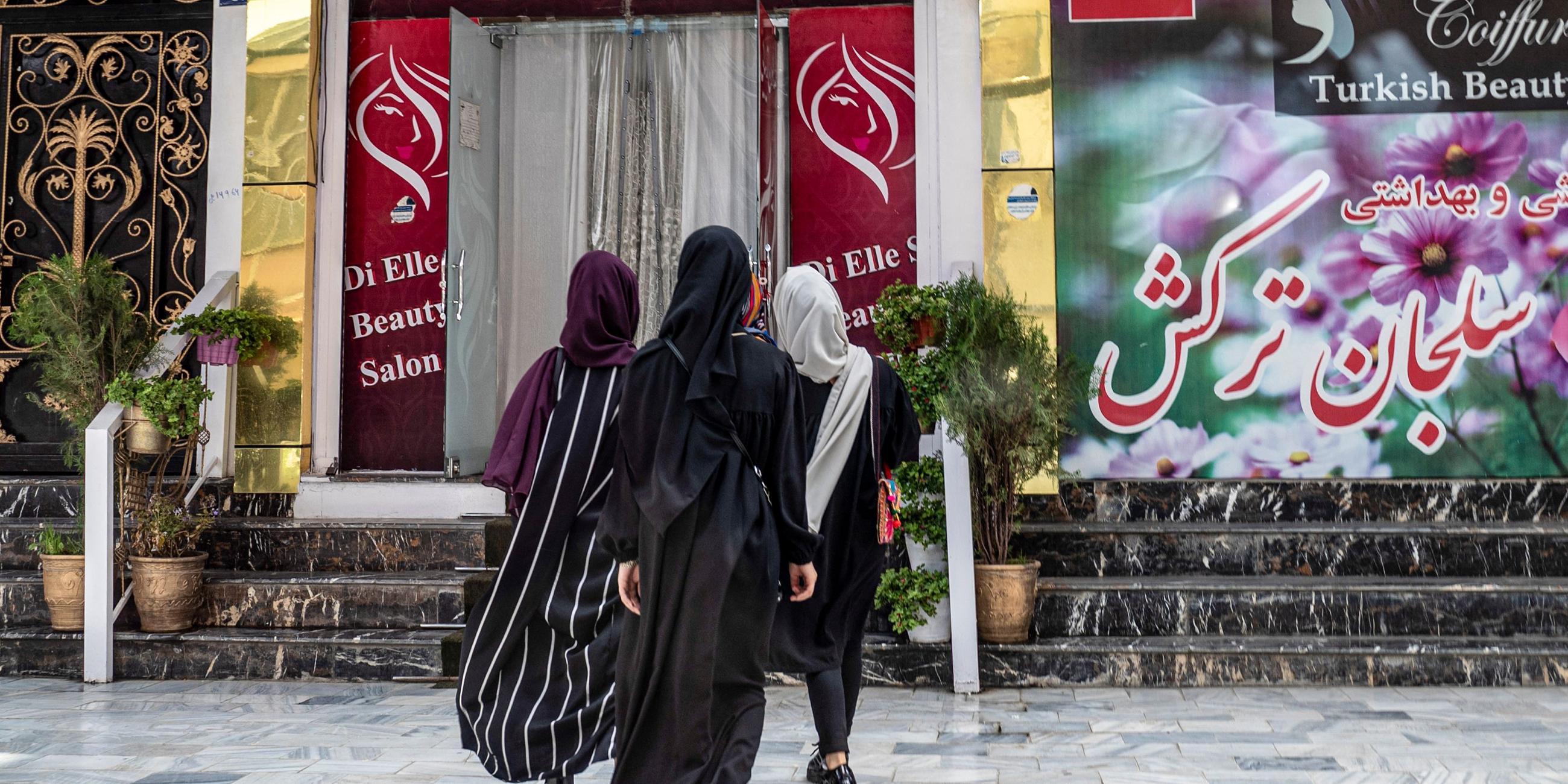 Afghanistan: Frauen vor dem Schönheitssalon in Kabul