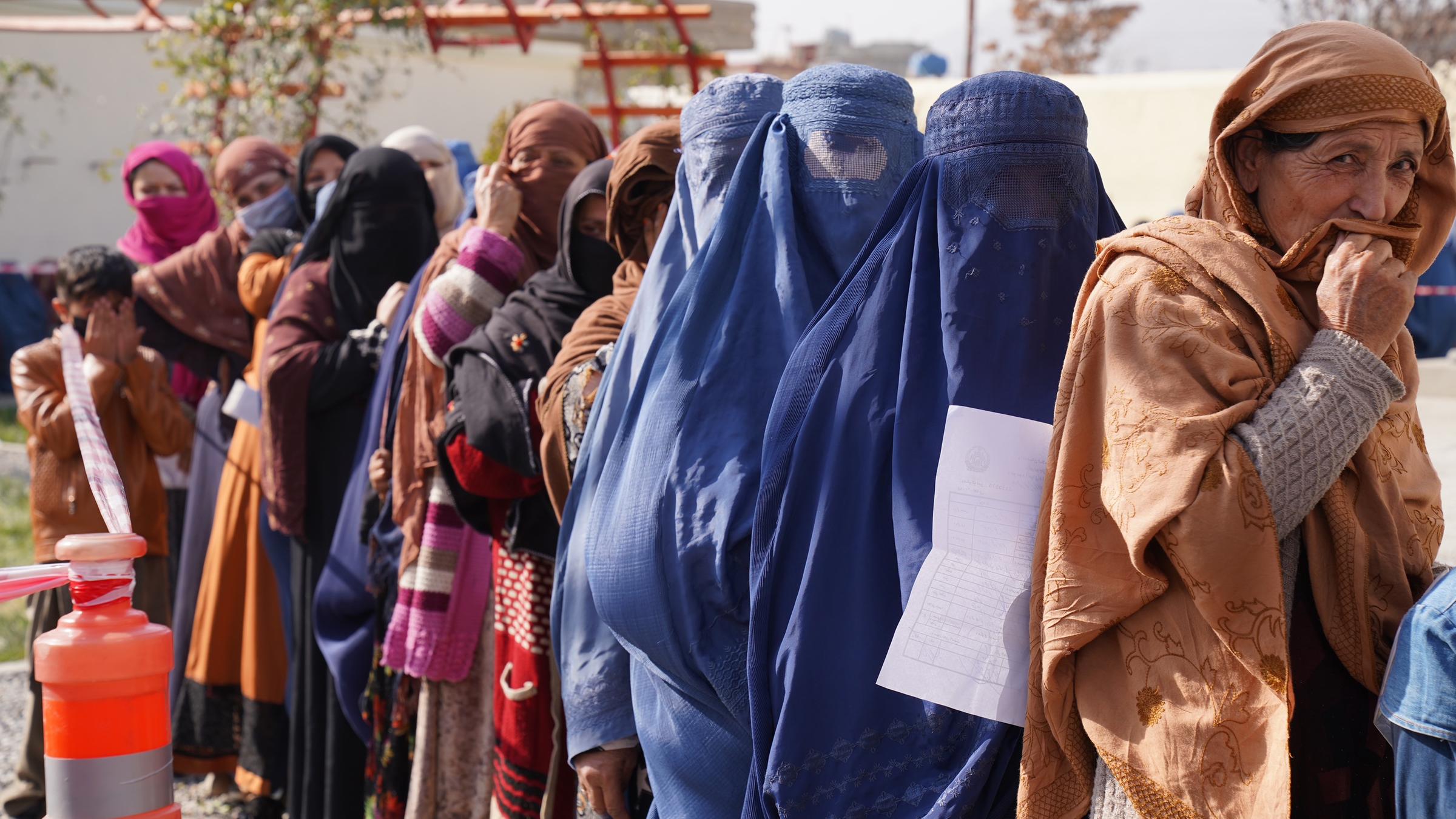 Frauen stehen bei Lebensmittelspende an