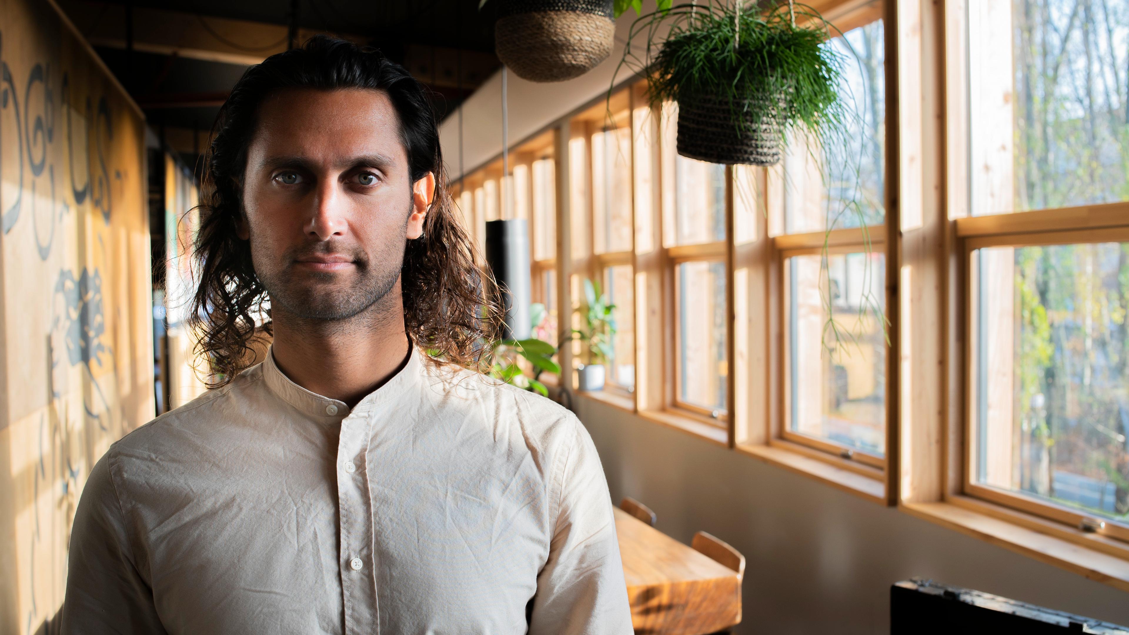 Auf dem Bild sieht man Afridun Amu aus dem Format GERMANIA