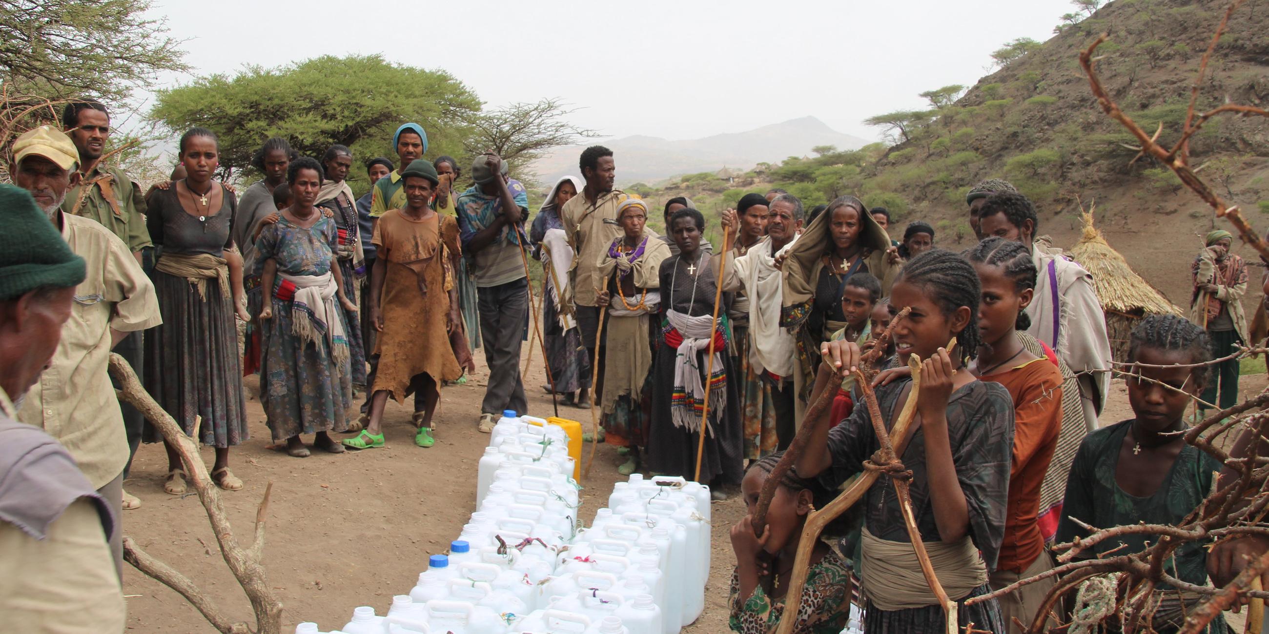 Menschen in Äthiopien warten auf Trinkwasser