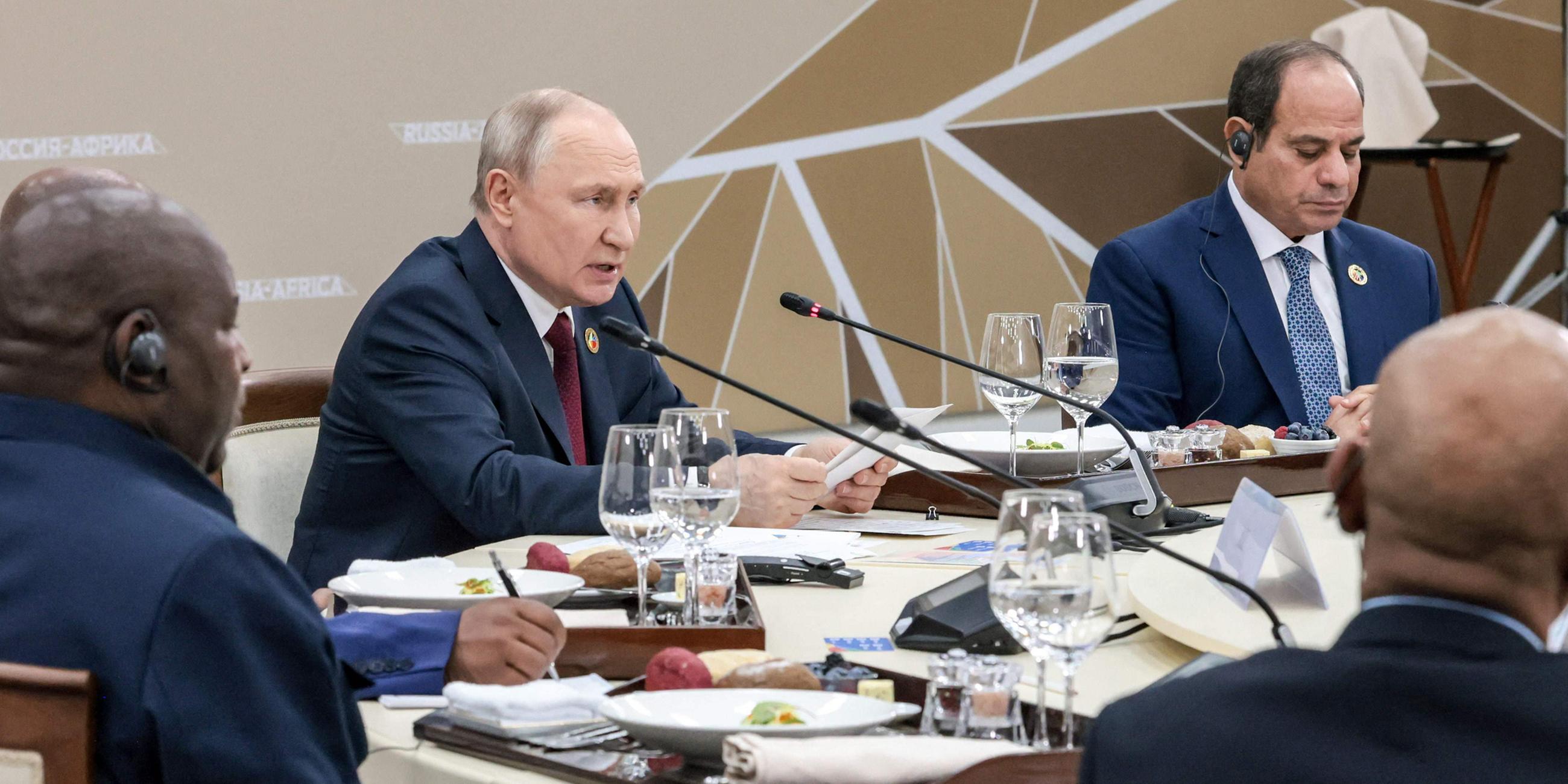 Wladimir Putin spricht mit Leitern afrikanischer Regionalorganisationen während des zweiten Russland-Afrika-Gipfels in Sankt Petersburg am 27.07.2023.
