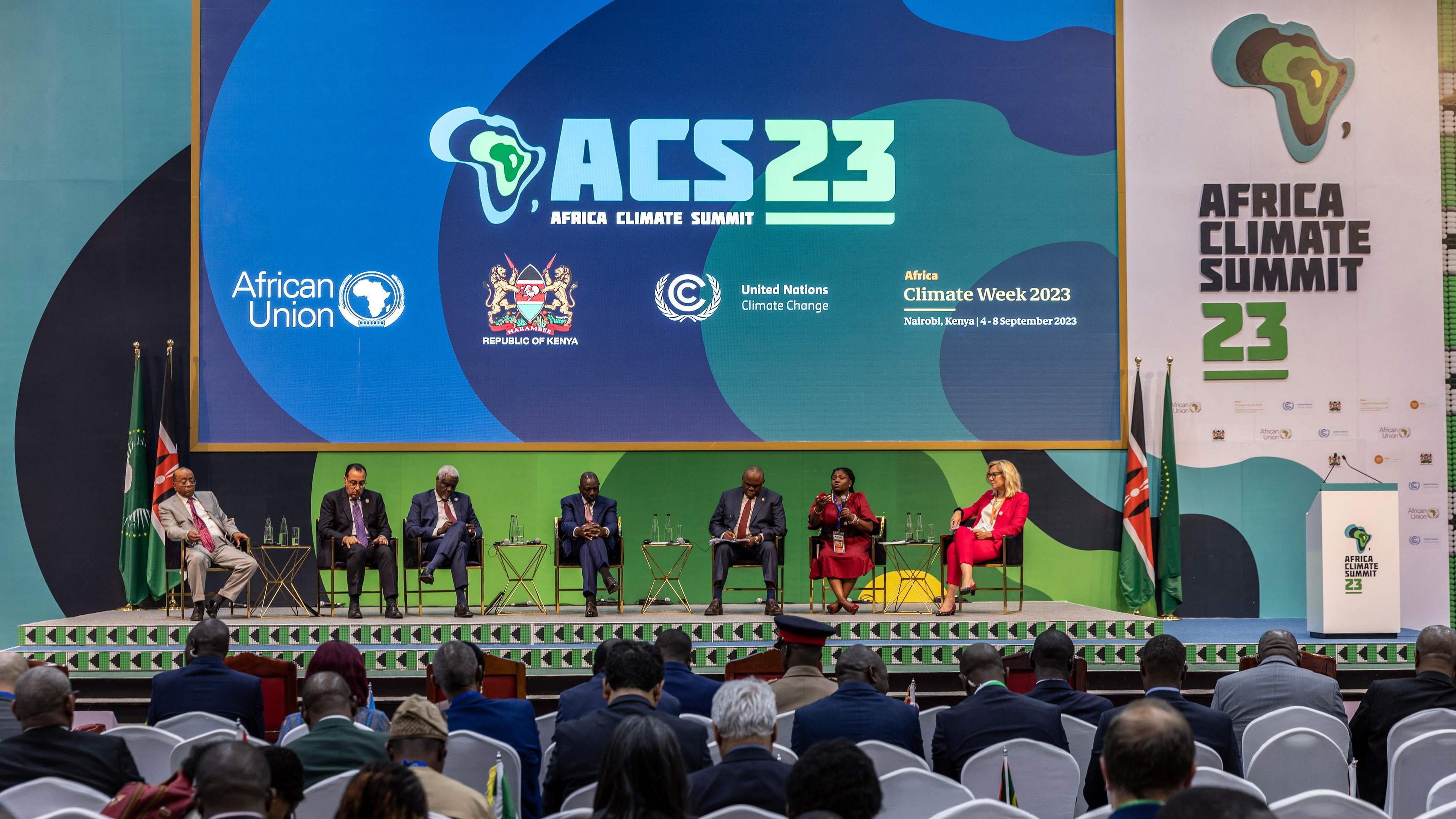 Zu sehen ist ein Gesprächspanel unter der Leitung des kenianischen Präsidenten William Ruth auf dem Afrika-Klimagipfel in Nairobi.