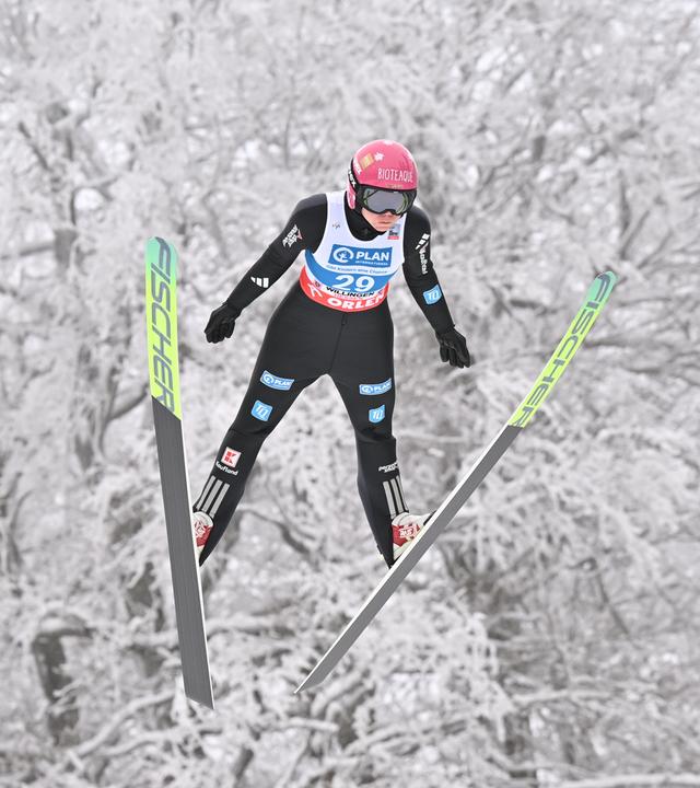 Die deutsche Skispringerin Agnes Reisch befindet sich nach dem Absprung beim Skisprung FIS Weltcup in Willingen in der Luft