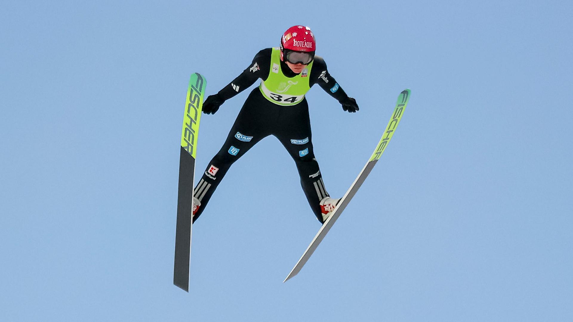 Die deutsche Nordische Kombiniererin Agnes Reisch nach dem Absprung beim FIS Ski Jumping World Cup in Zhangjiakou