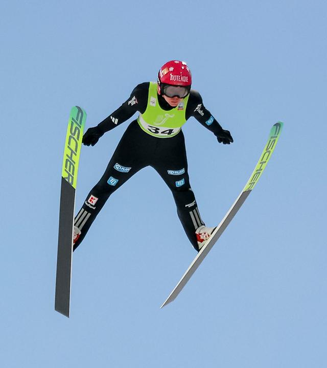 Die deutsche Nordische Kombiniererin Agnes Reisch nach dem Absprung beim FIS Ski Jumping World Cup in Zhangjiakou
