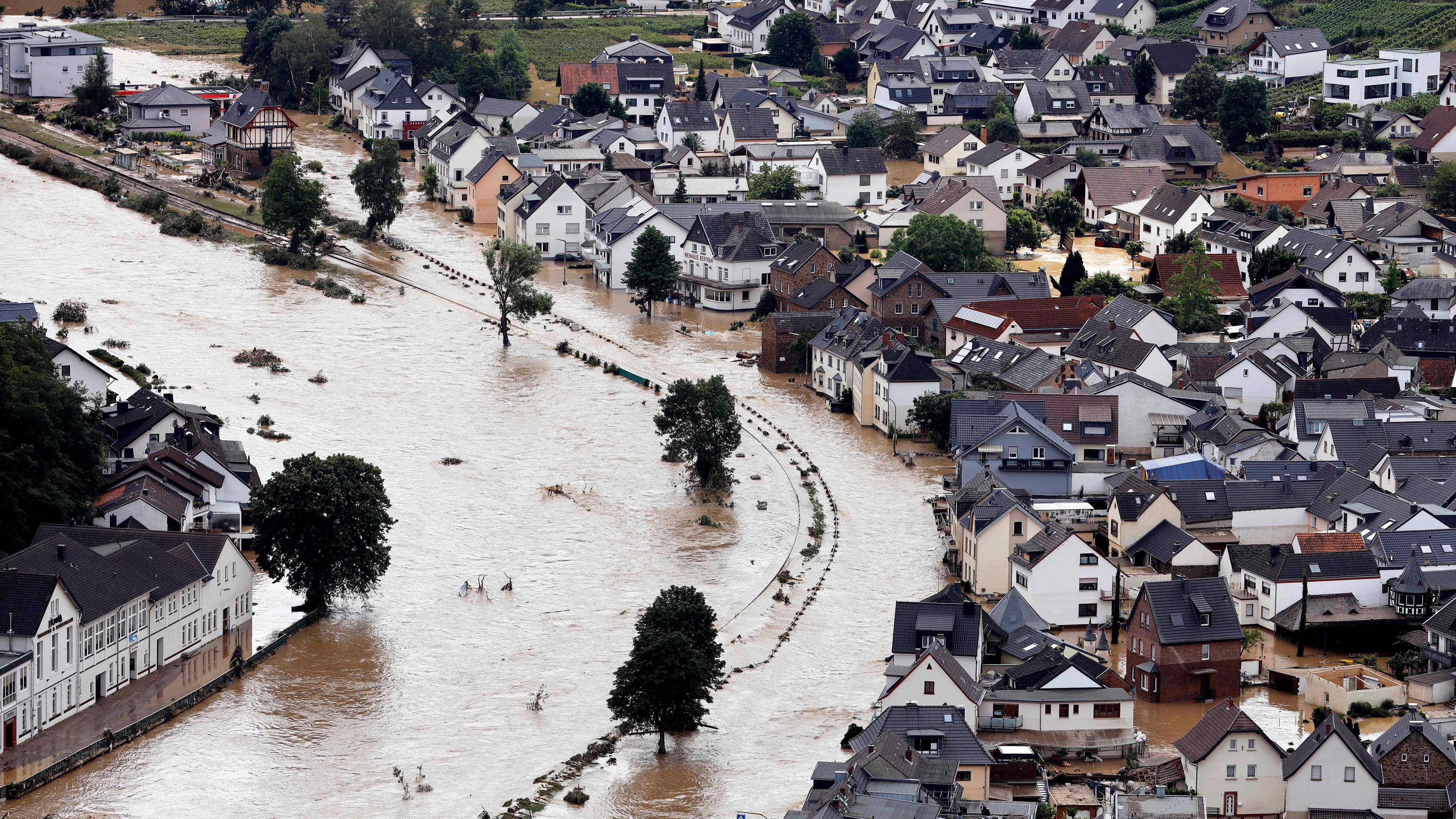 Archiv:In der Eifel haben heftige Regenfälle und Dauerregen für Überschwemmungen und Überflutungen gesorgt. Im Ahrtal trat der Fluss vielerorts über die Ufer und überschwemmte nicht nur Keller sondern ganze Ortschaften.