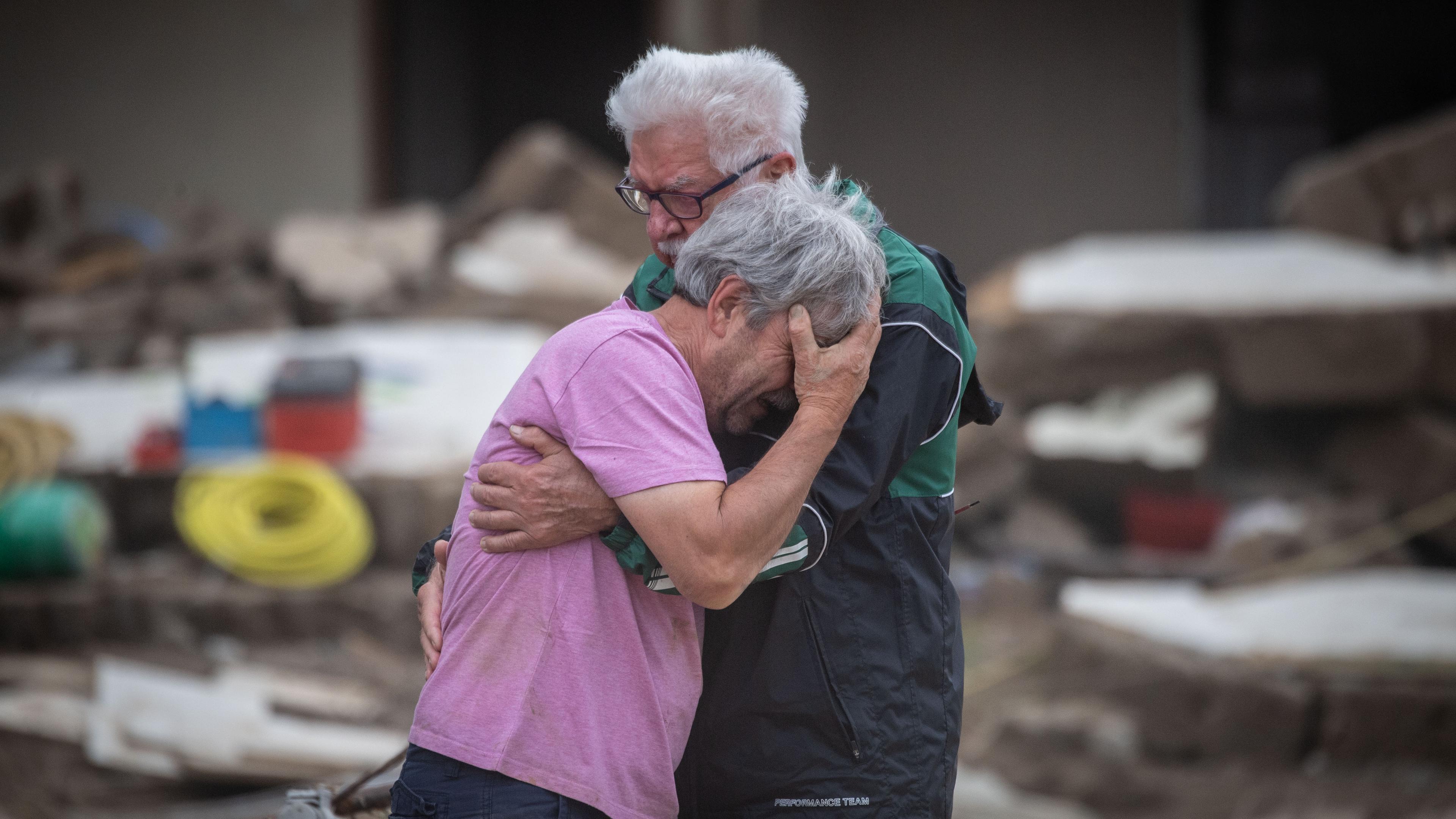 Brüder liegen sich weinend in den Armen nach der Flutkatastrophe in Altenahr