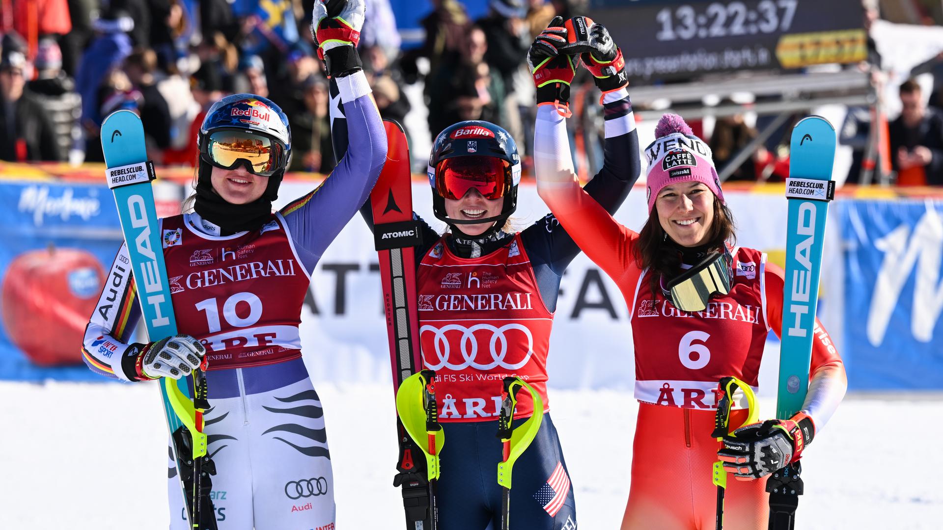 Emma Aicher, Mikaela Shiffrin und Wendy Holdener jubeln nach dem Slalom der Frauen am 15.03.2026 in Are, Schweden. 