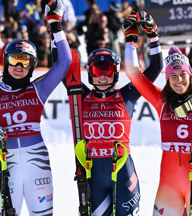 Emma Aicher, Mikaela Shiffrin und Wendy Holdener jubeln nach dem Slalom der Frauen am 15.03.2026 in Are, Schweden. 