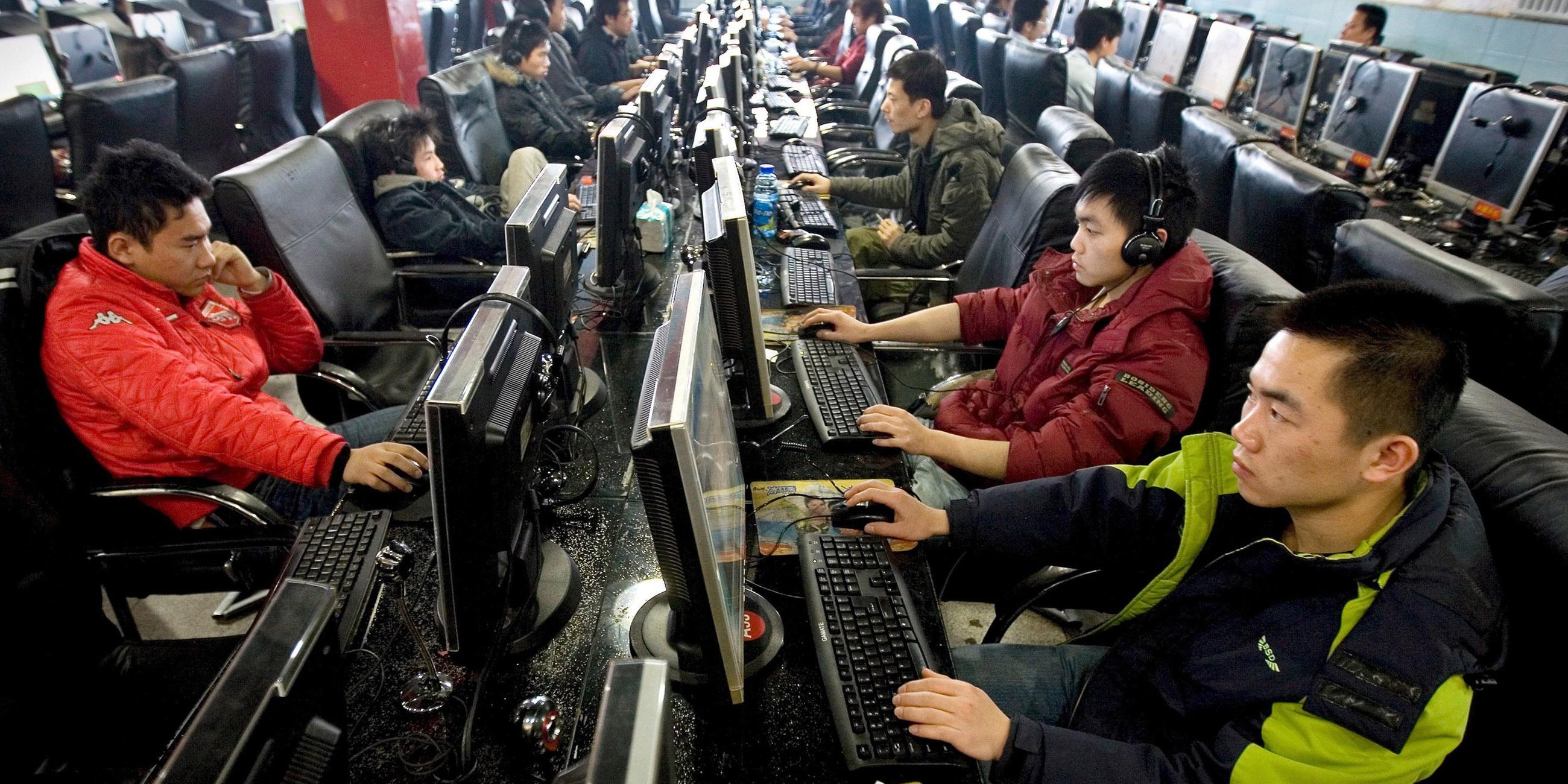 In China sitzen Menschen an Computern in einem Internetcafe.