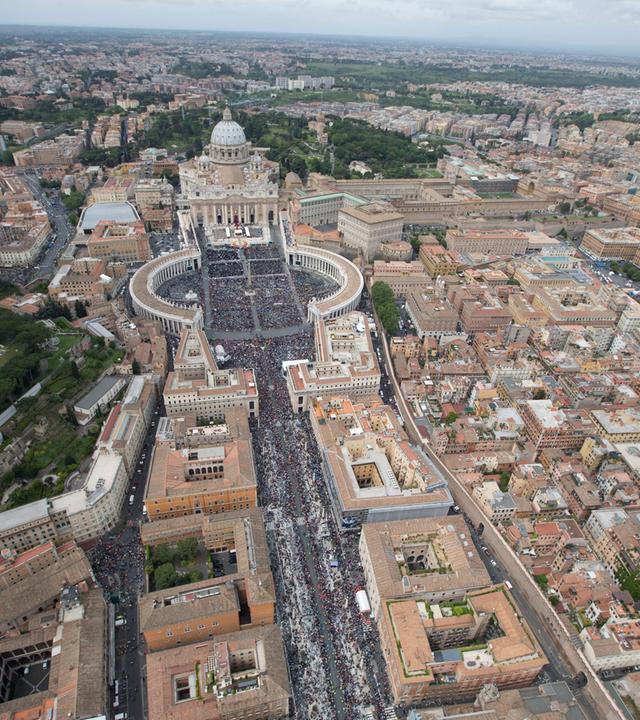 via della conciliazione mit petersplatz und petersdom im vatikan