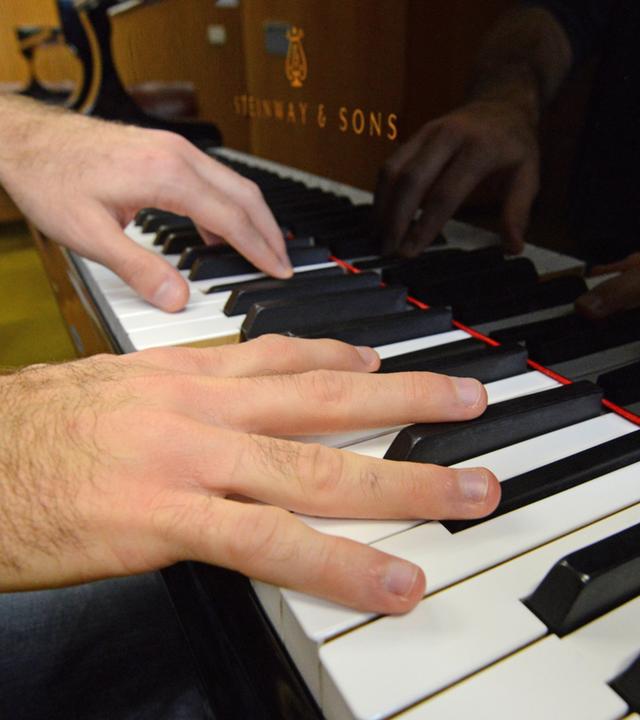 mann spielt klavier