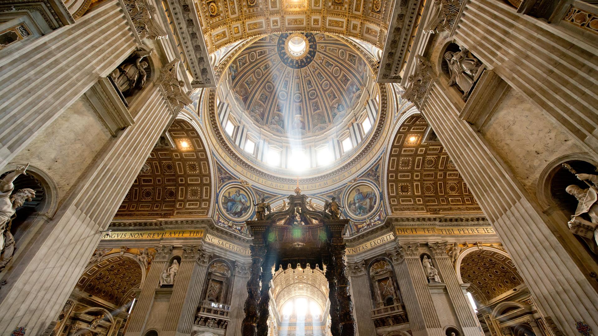 kuppel und papstaltar im petersdom