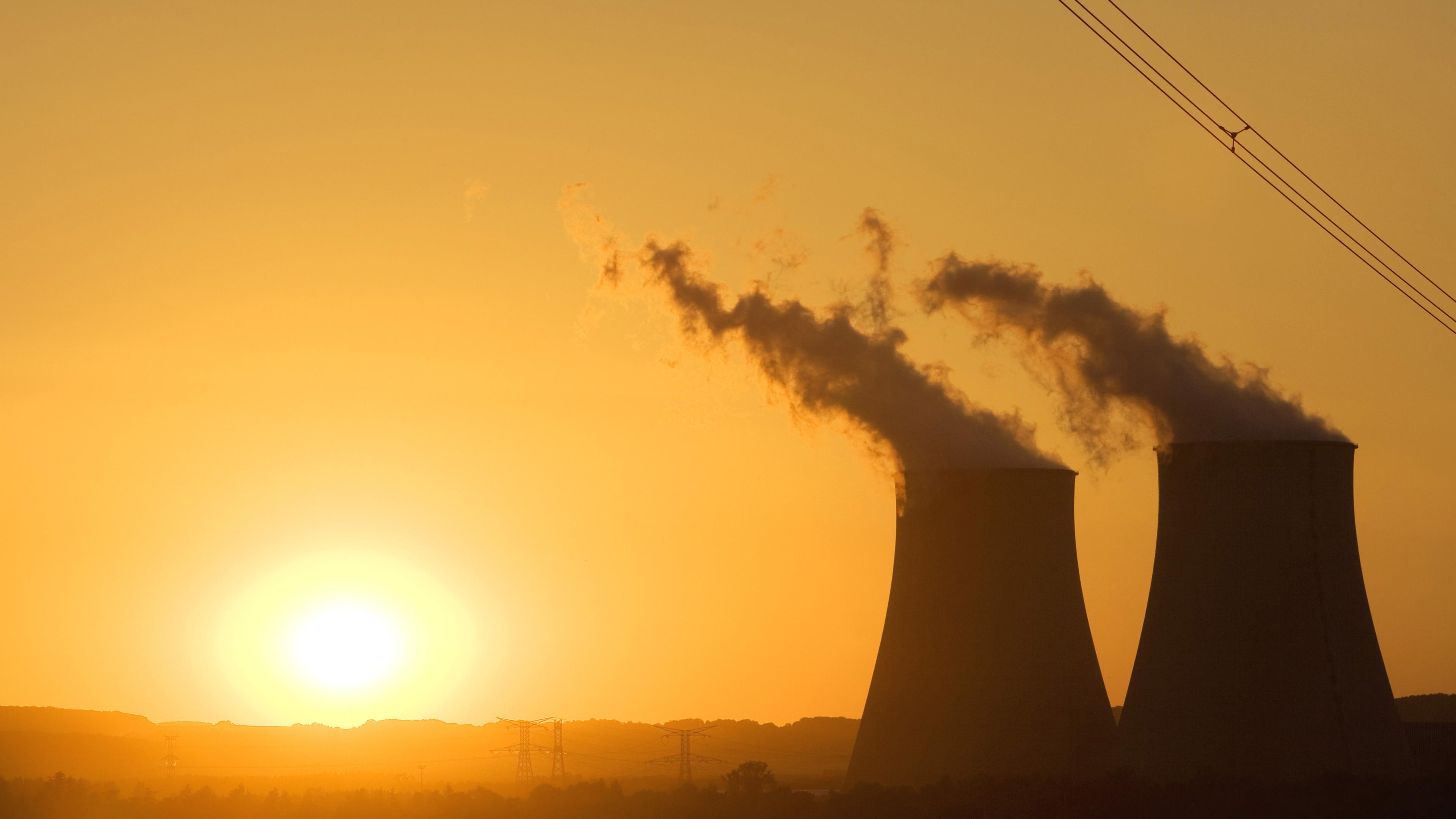 atomkraftwerk im sonnenuntergang