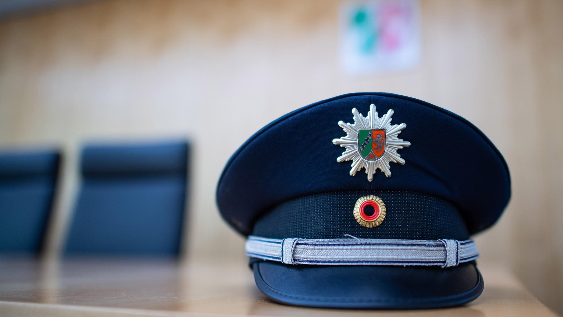Polizeimütze vin NRW auf Tisch des Obererwaltungsgerichts