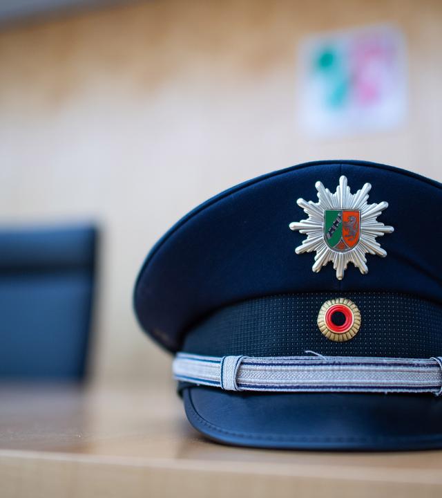 Polizeimütze vin NRW auf Tisch des Obererwaltungsgerichts