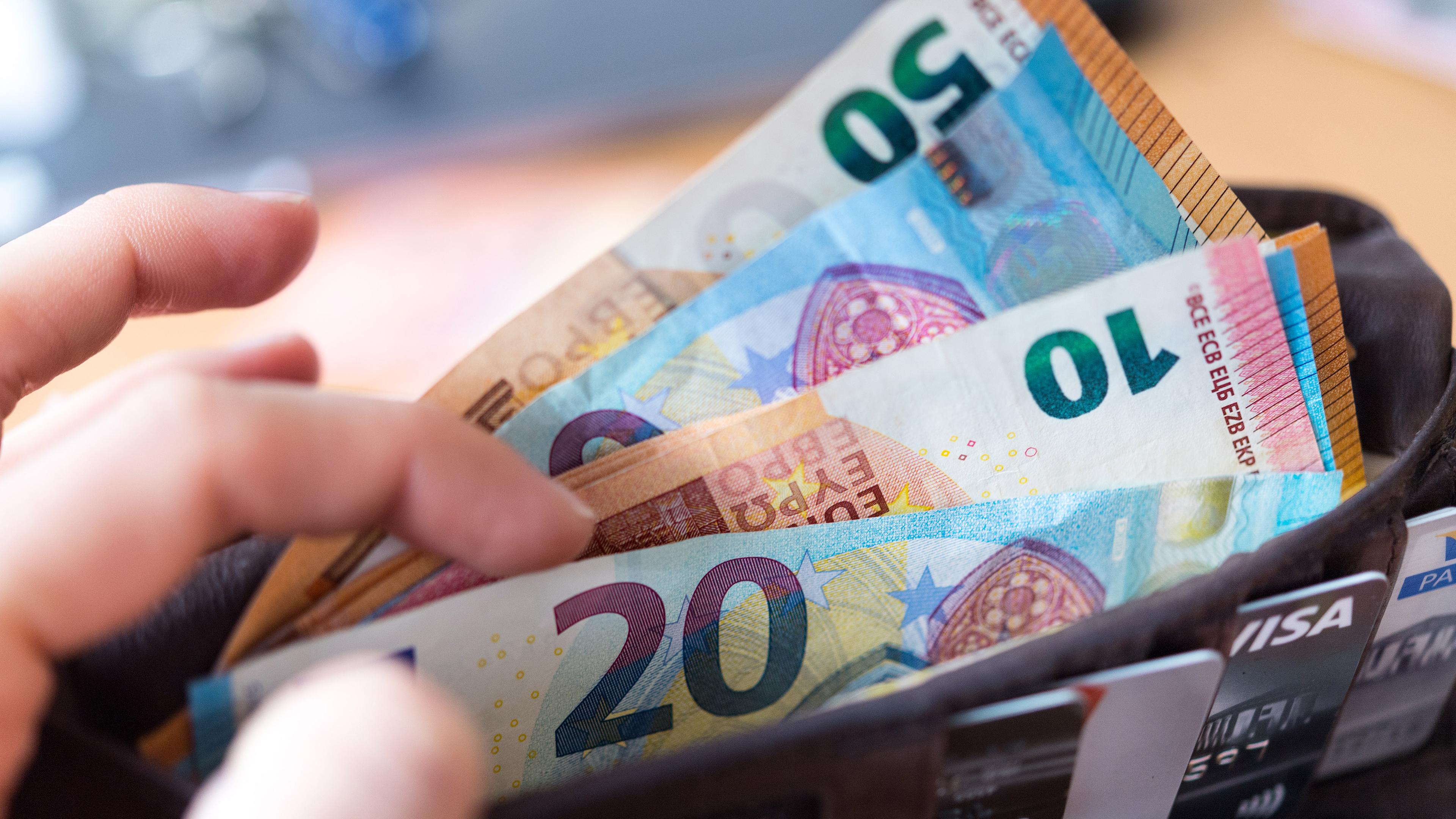 geldbeutel mit mehreren euroscheinen