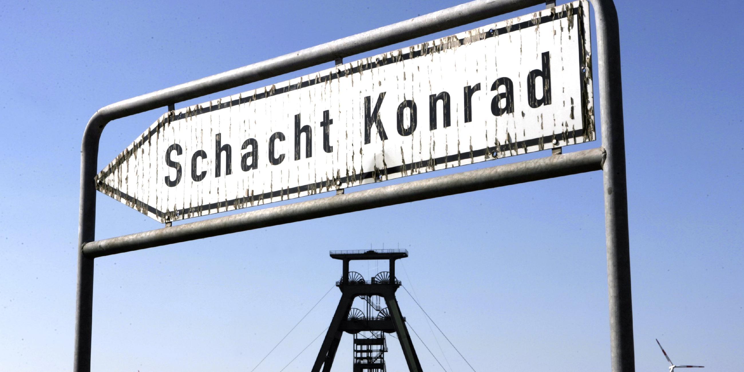 Archiv: Ein Wegweiser zum dahinter liegenden Atommülllager Schacht Konrad steht in Salzgitter.