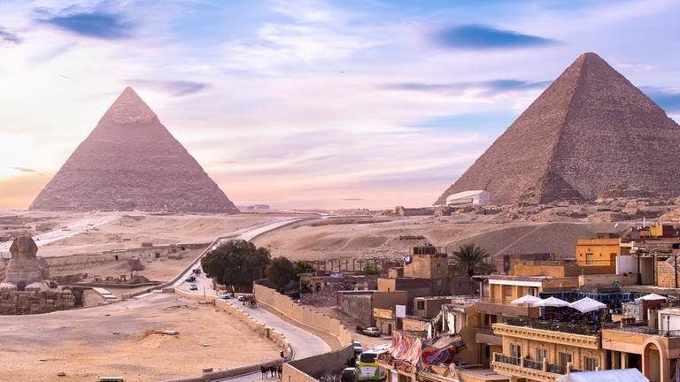 Sphinx und die Pyramiden von Gizeh im Sonnenuntergang