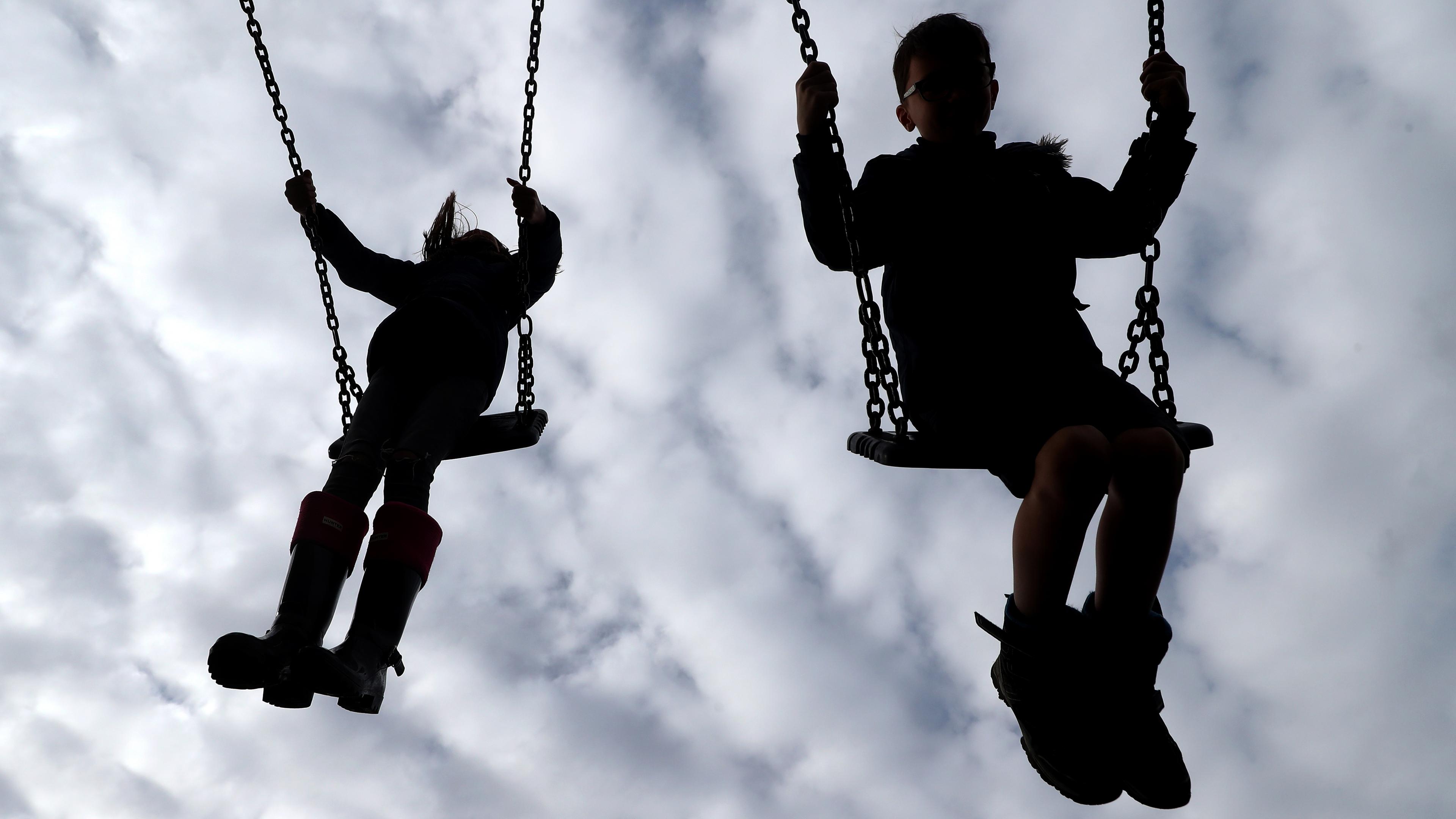 Kinder auf einer Schaukel 