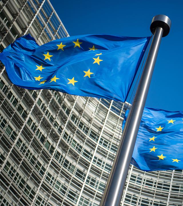 EU-Flagge vor dem Sitz der Europäischen Kommision
