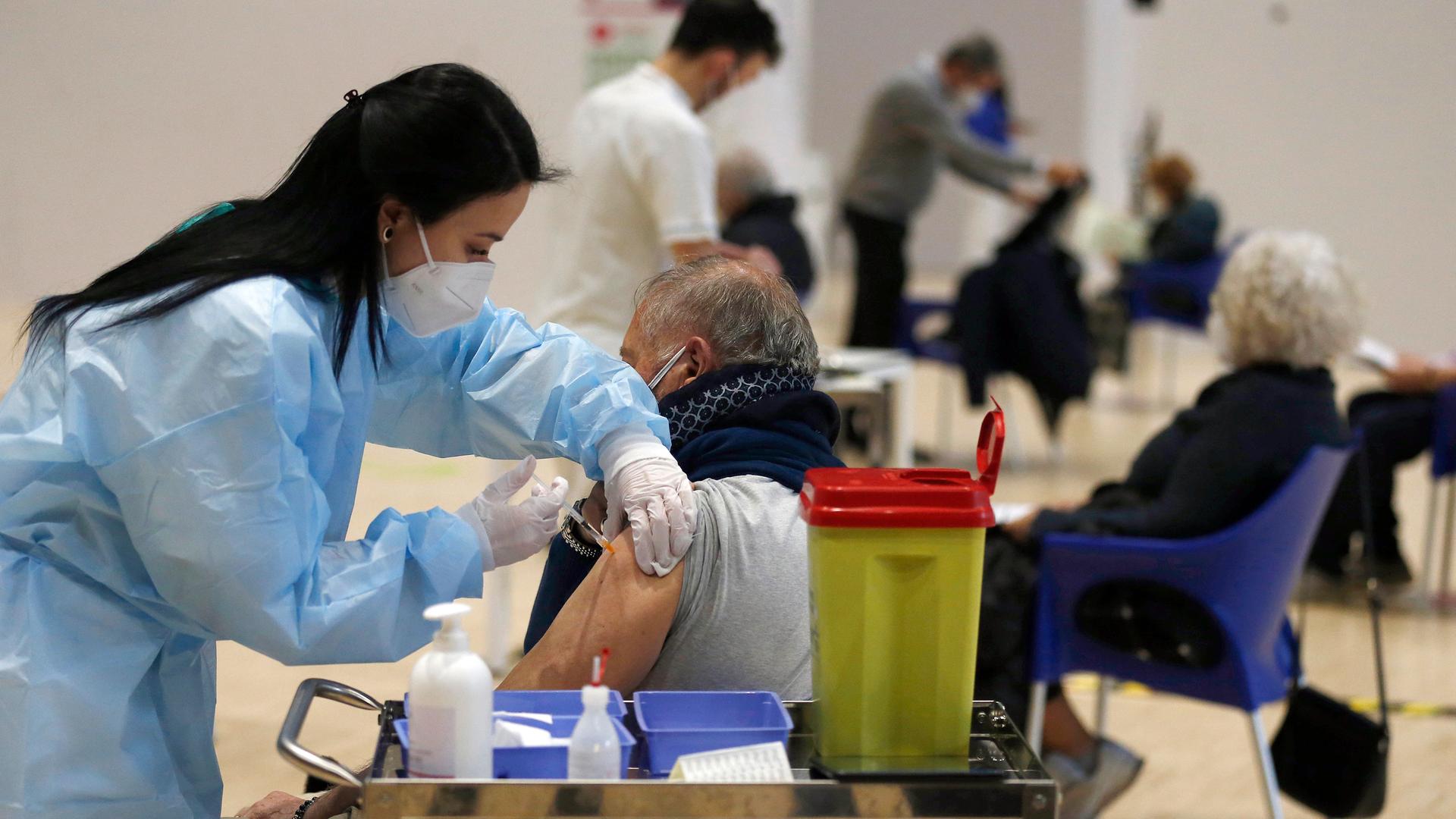 Person wird gegen Corona geimpft