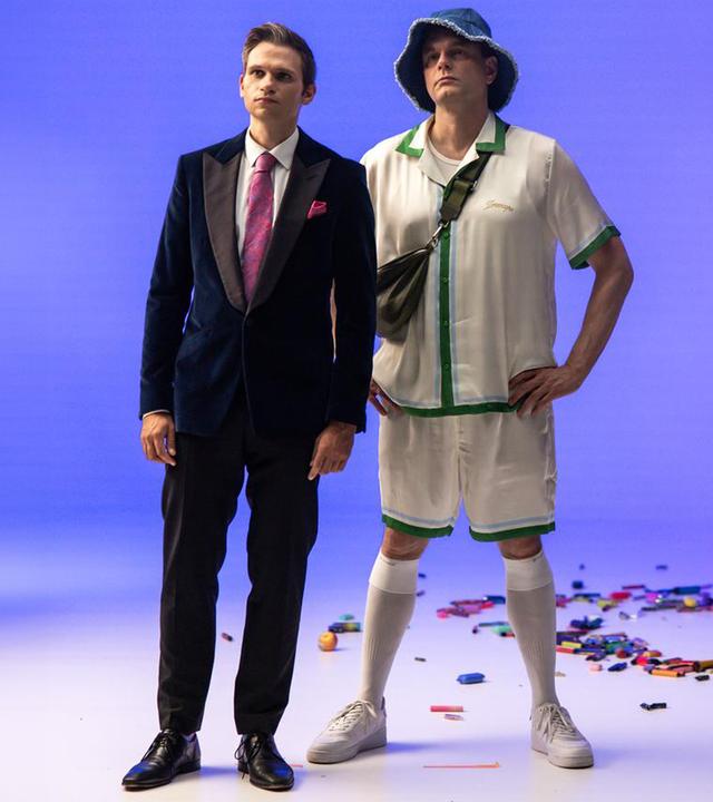 Fabian Köster (l.) und Lutz van der Horst (2.v.l.) beim Dreh zu ihrem Musikvideo "Rauchfrei und geil". "heute-show spezial - Rauchst du noch oder dampfst du schon?": Fabian Köster und Lutz van der Horst posieren in einem Studio. Daneben befindet sich eine Gruppe von Tänzerinnen.