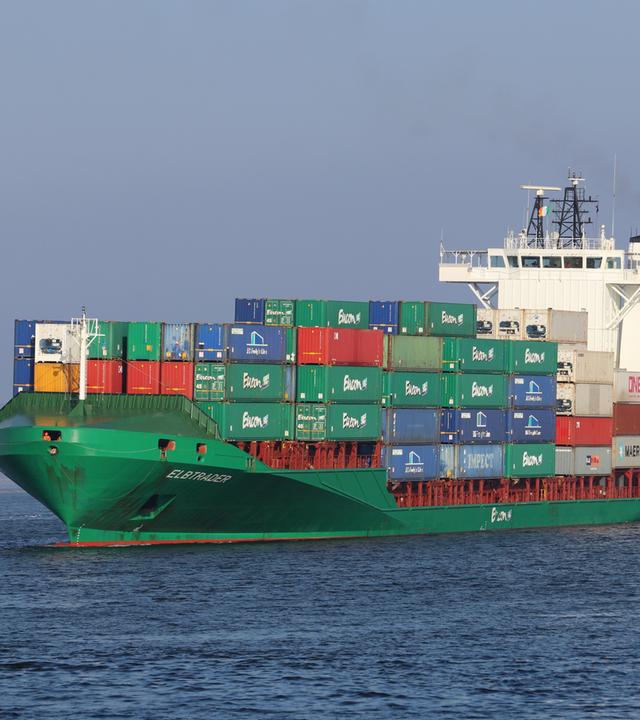 Containerschiff fährt in den Dubliner Hafen