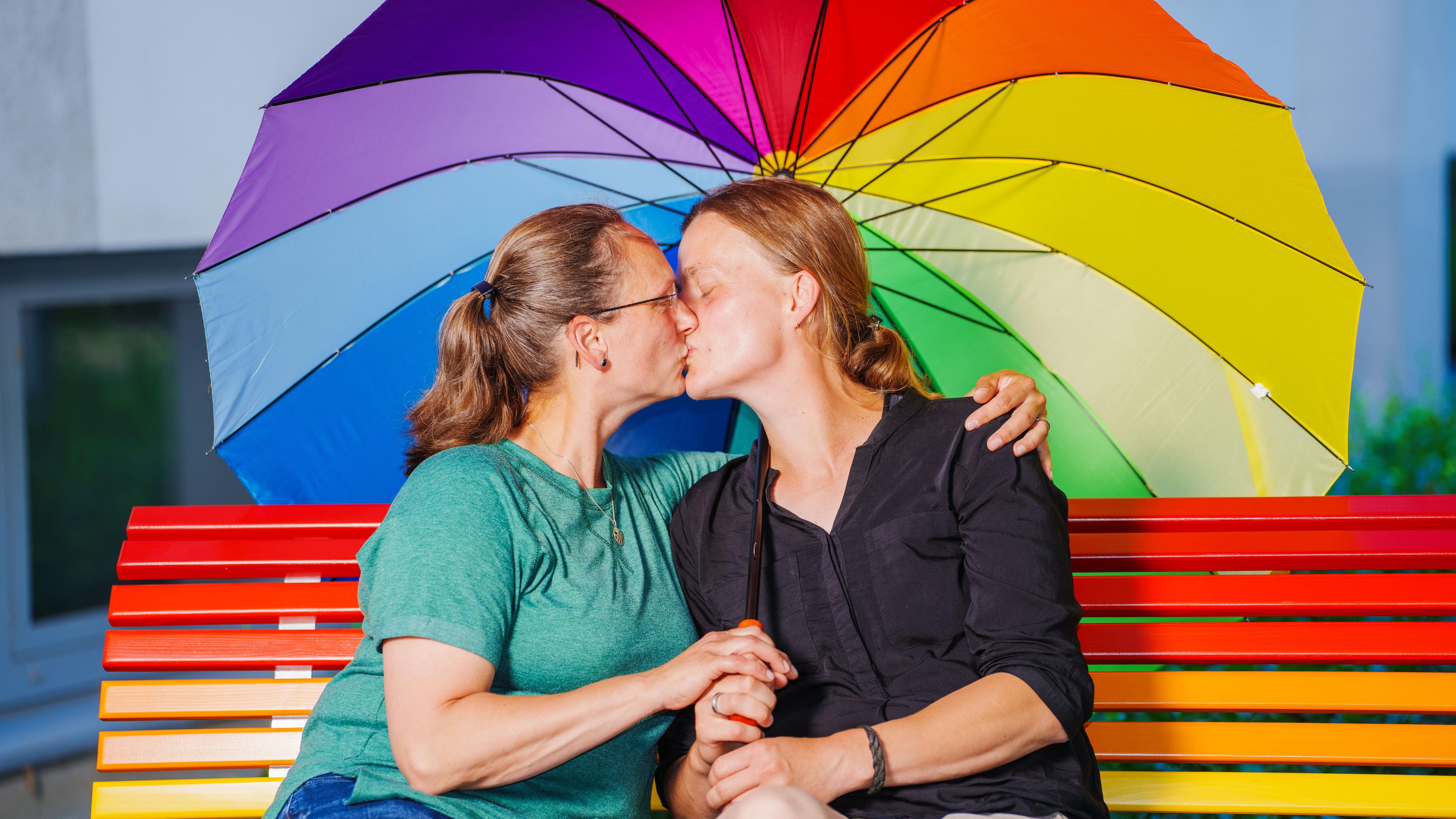 Lesbisches Paar sitzen auf der Bank