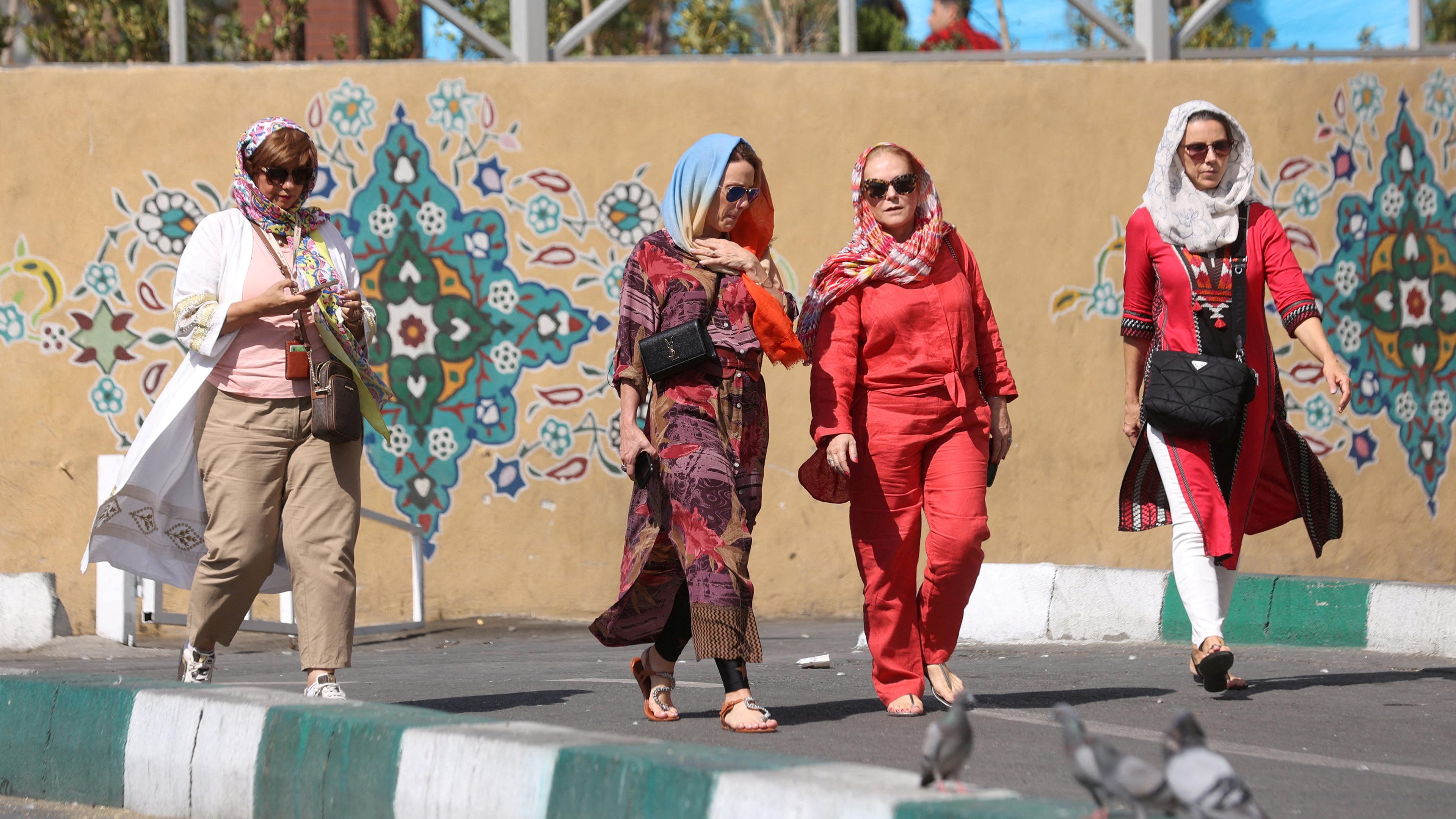 Frauen mit Hidschab gehen über eine Straße in Teheran 