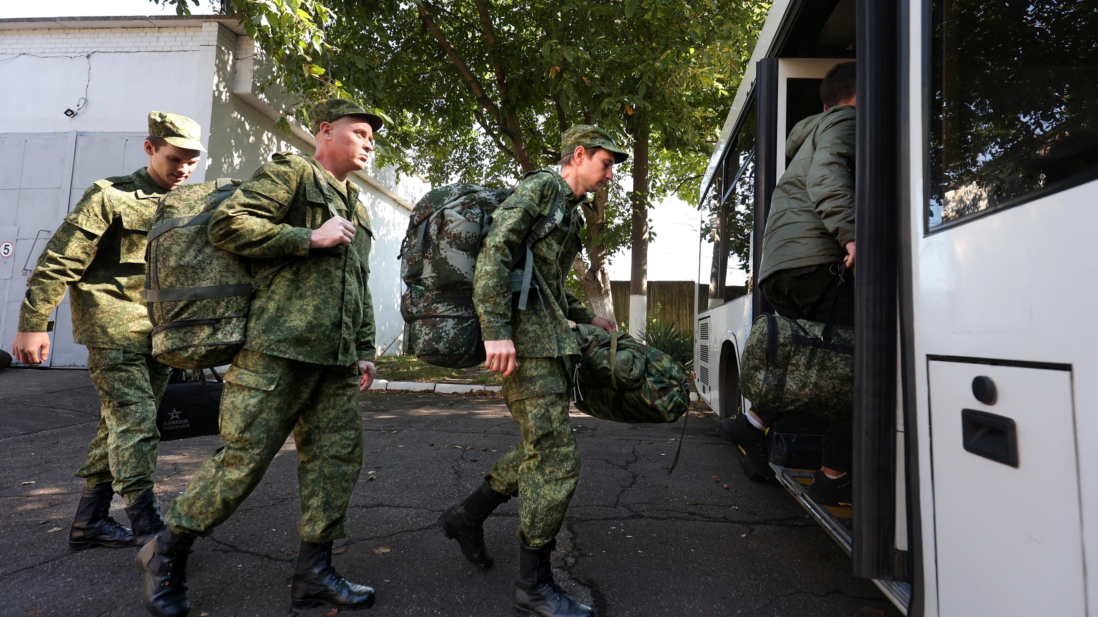 Russische Rekruten steigen in Bus