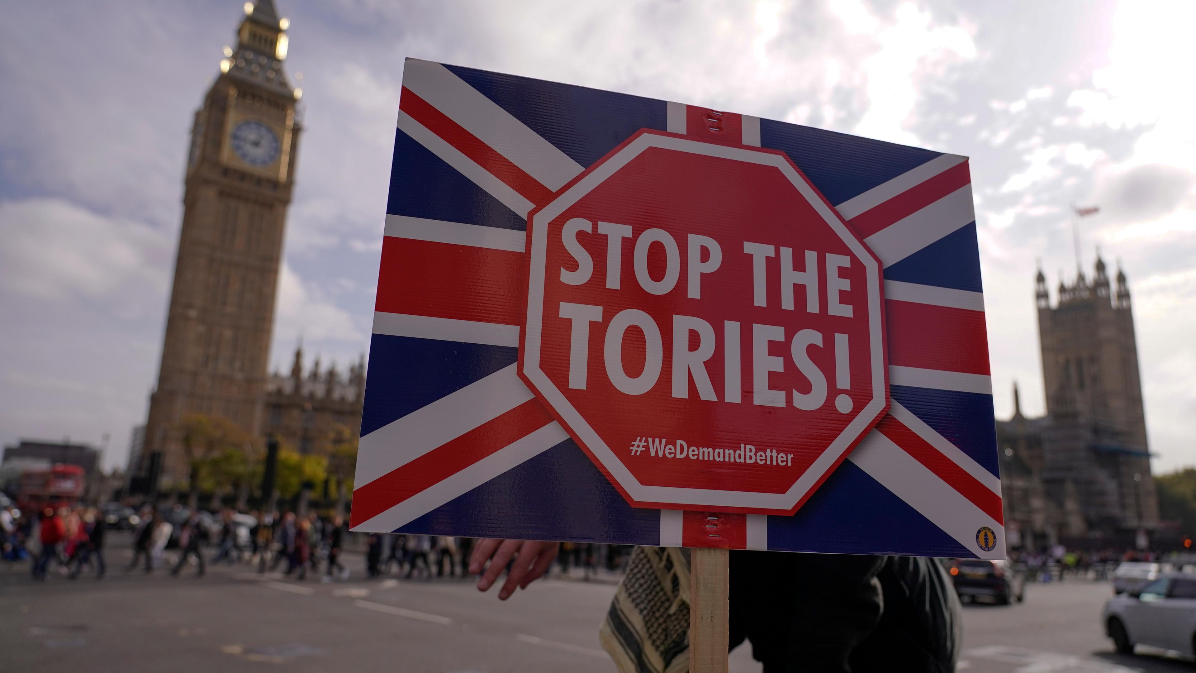 Schild "Stop the Tories!" vor dem Westminister-Palast