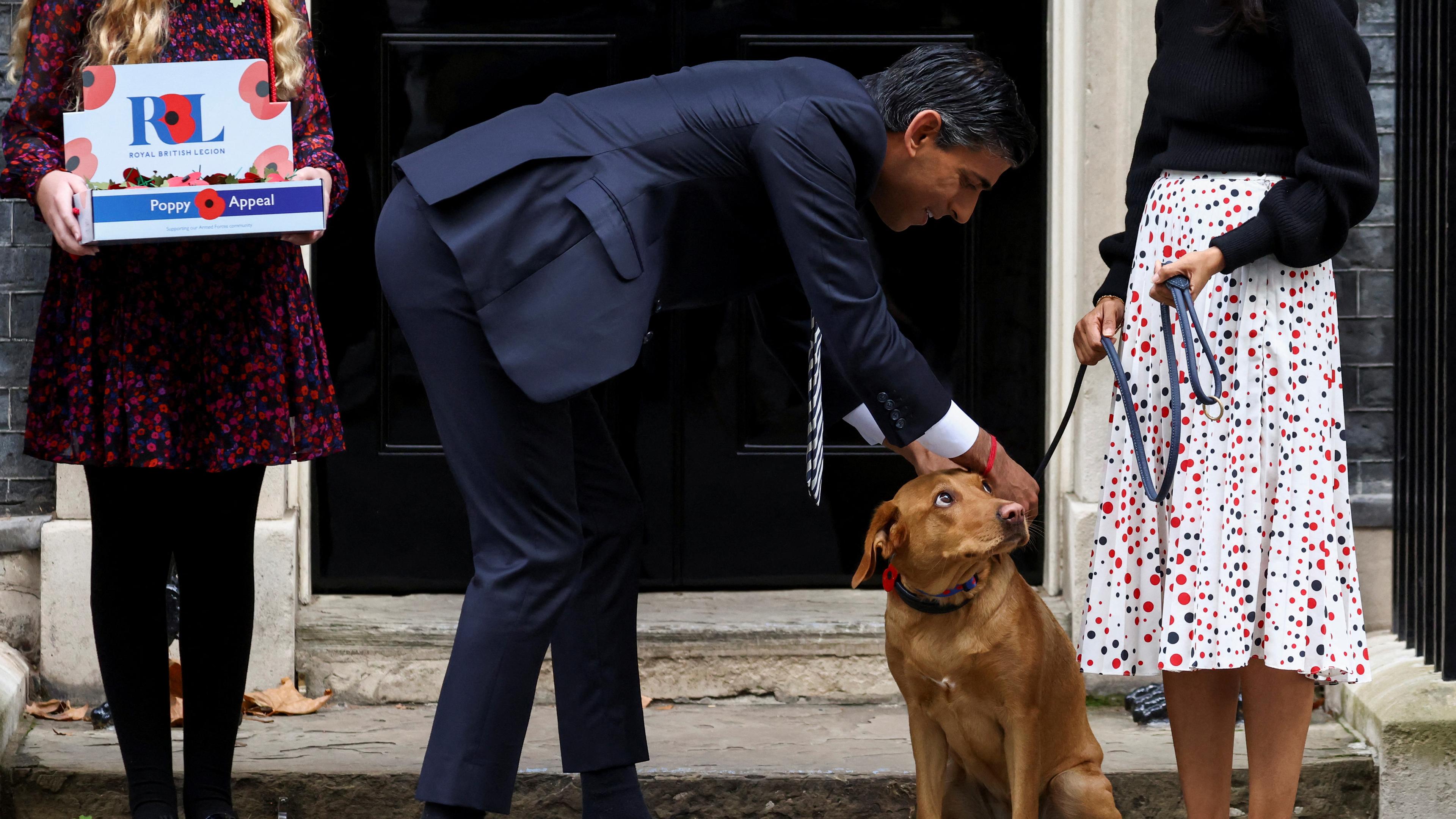 Der britische Premierminister Rishi Sunak streichelt seinem Hund Nova.