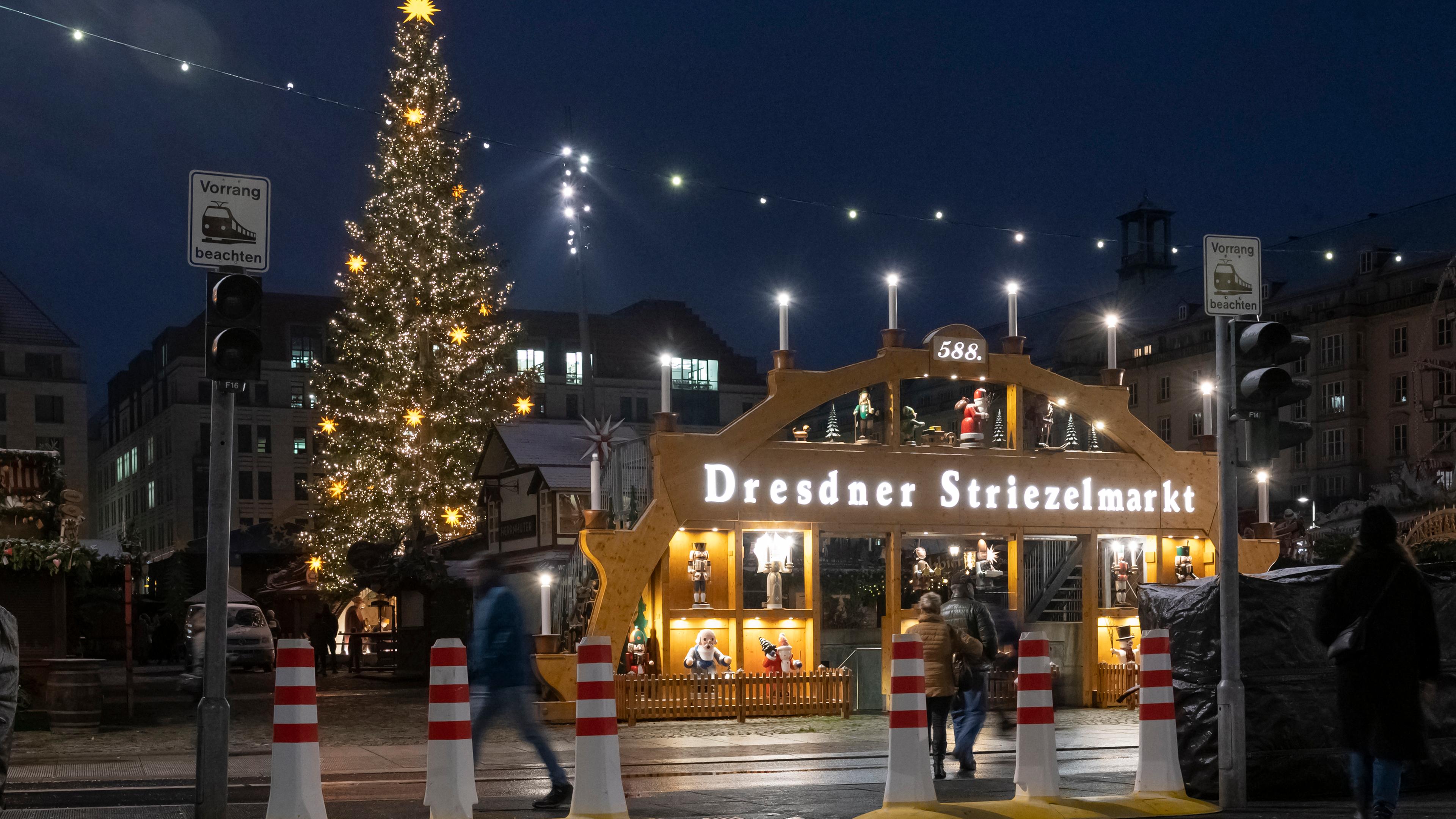 Beleuchtungsprobe auf dem Dresdner Striezelmarkt. Beleuchtet sind der große Schwibbogen und die Striezelmarkttanne.