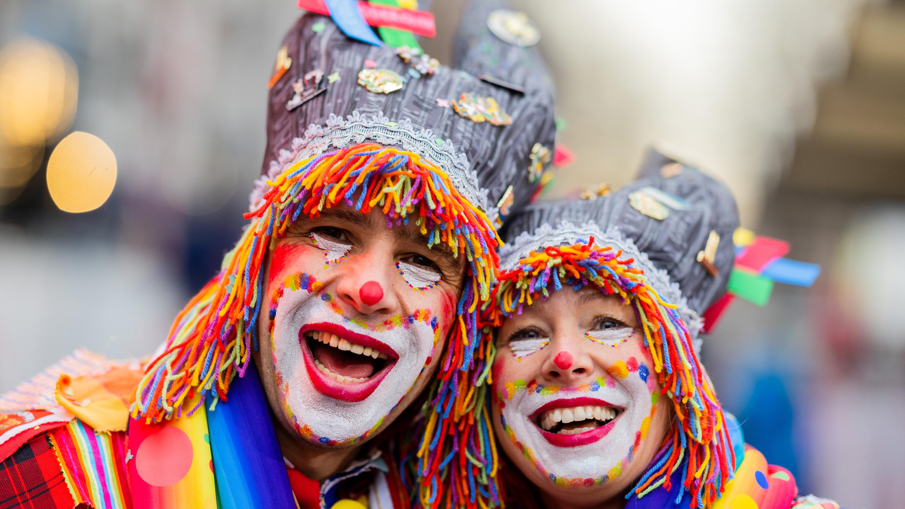 16.02.2023, Nordrhein-Westfalen, Köln: Karnevalisten feiern an Weiberfastnacht die Eröffnung des Straßenkarnevals auf dem Alter Markt.