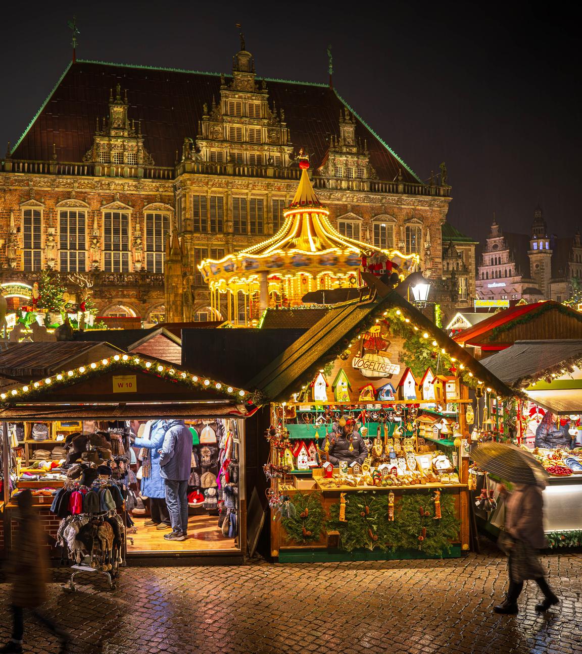 Der Weihnachtsmarkt vor dem Rathaus in Bremen am 27.11.2023.