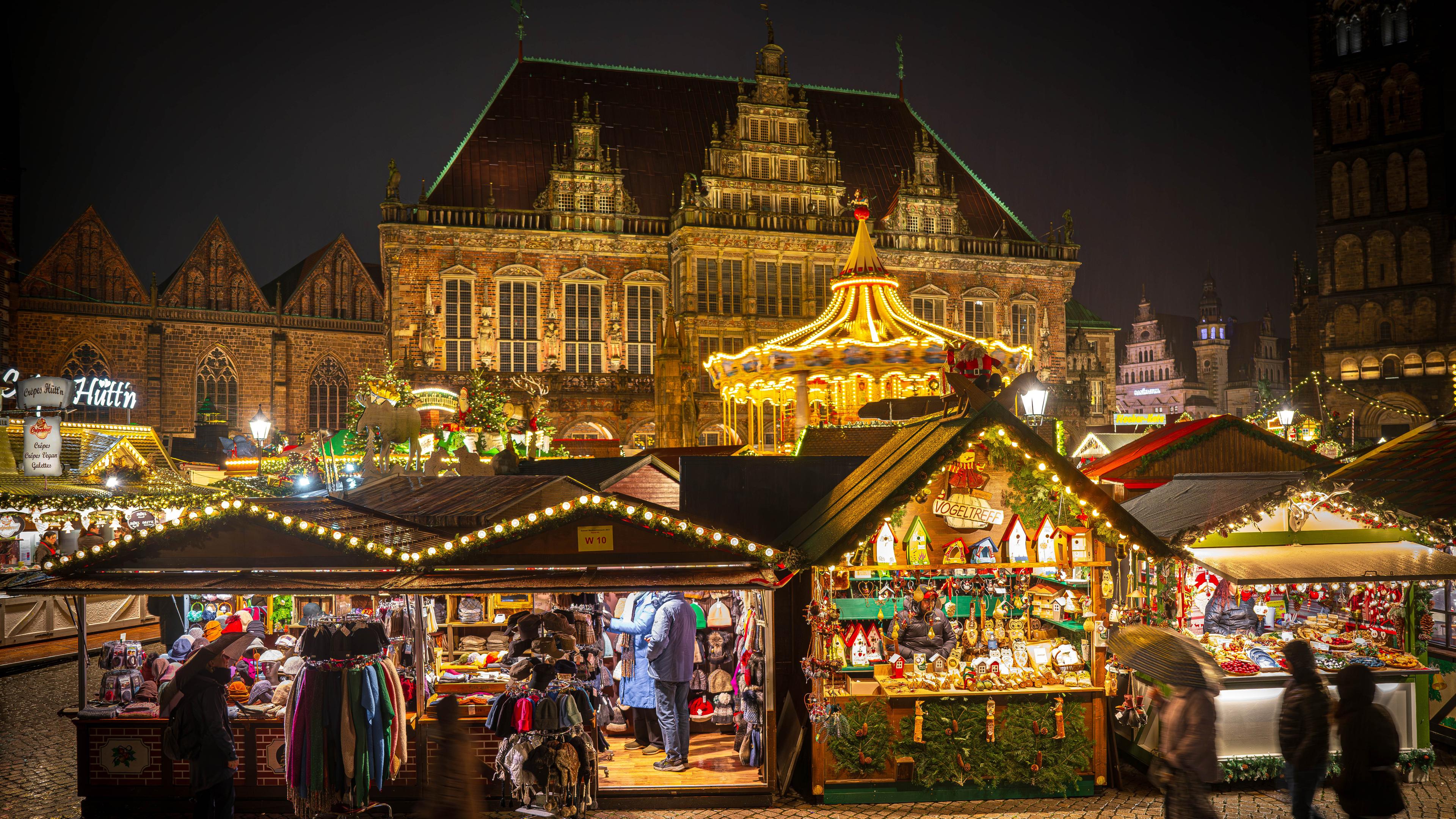 Der Weihnachtsmarkt vor dem Rathaus in Bremen am 27.11.2023.