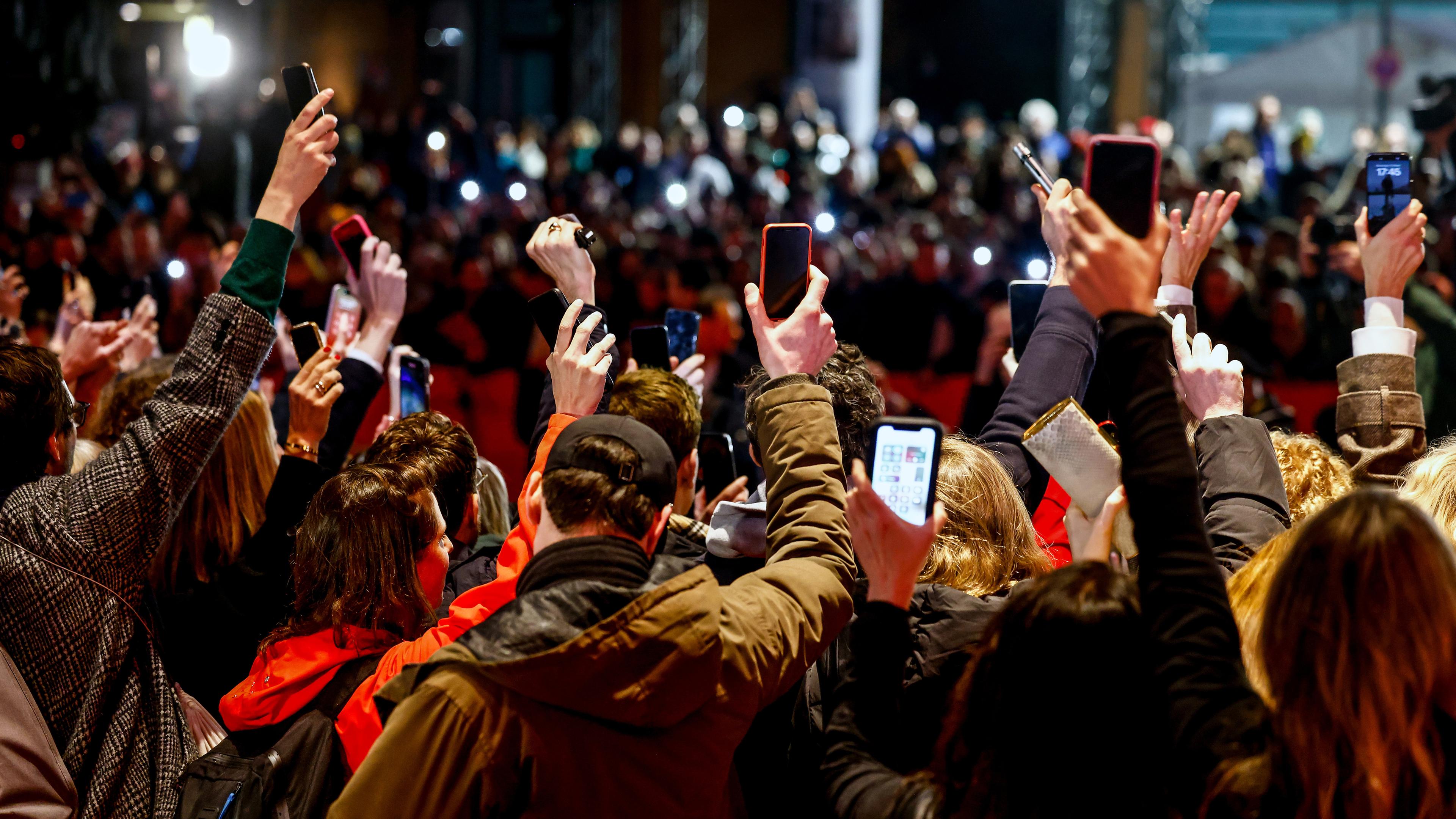 Filmemacher protestieren auf dem roten Teppich vor der Eröffnungsfeier der 74. Internationalen Filmfestspiele Berlin "Berlinale" in Berlin, Deutschland, am 15.02.2024 für "Demokratie, Vielfalt und ein friedliches Miteinander".