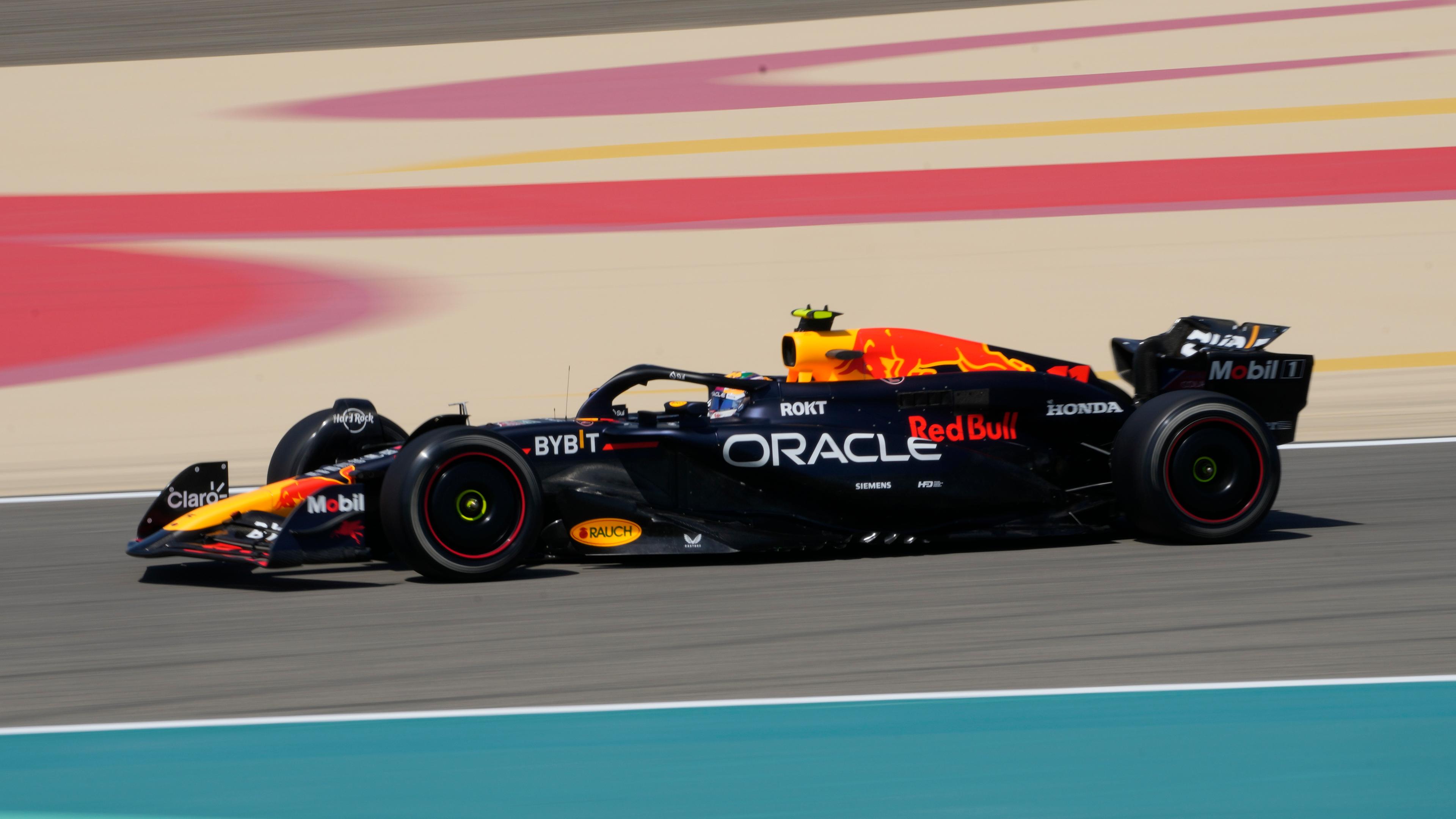 Sergio Perez in seinem Fahrzeug bei Formel-1-Testfahrten.