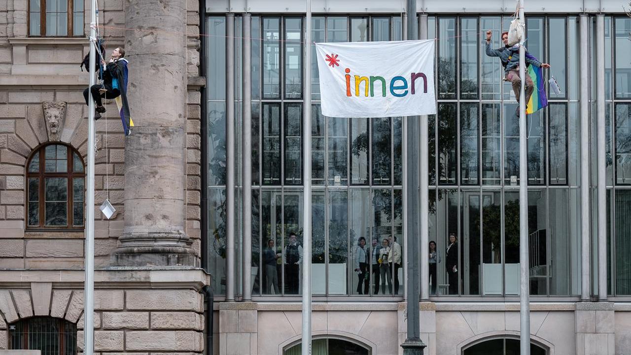 Schüler-Demo vor Bayerischer Staatskanzlei gegen Genderverbot