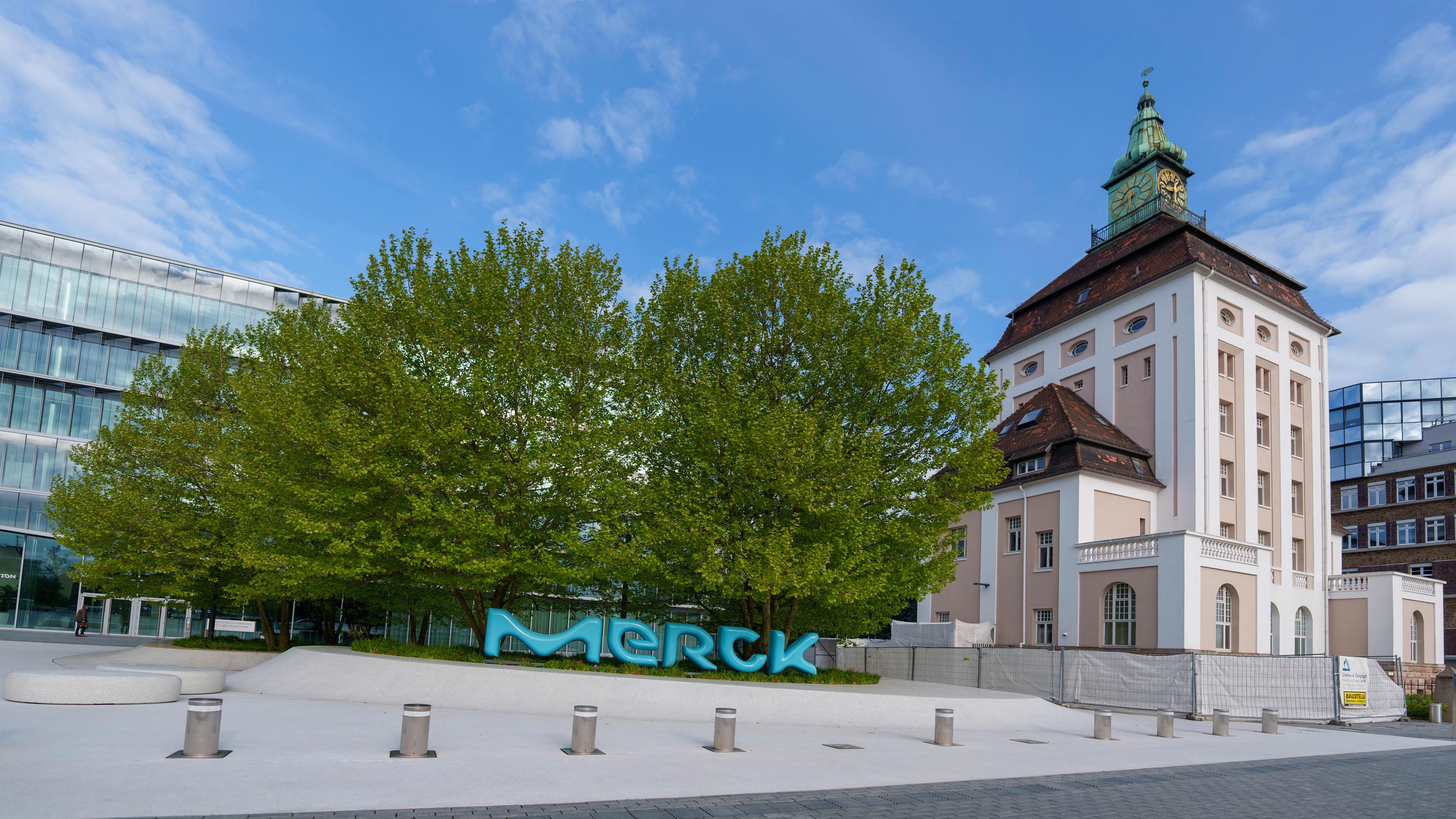 Bundeskanzler legt Grundstein für Merck Forschungszentrum
