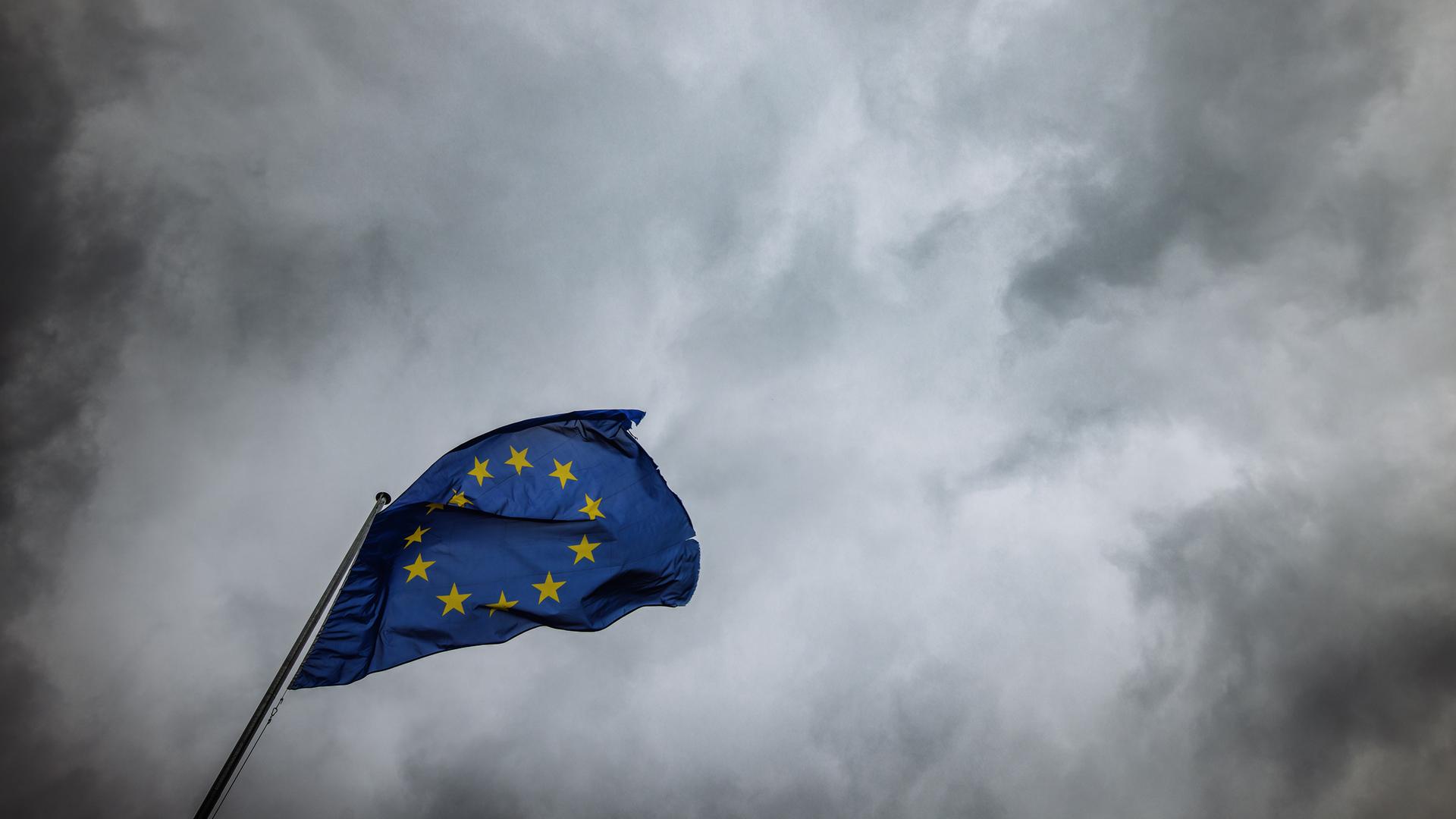 Flagge der Europäischen Union weht im Wind